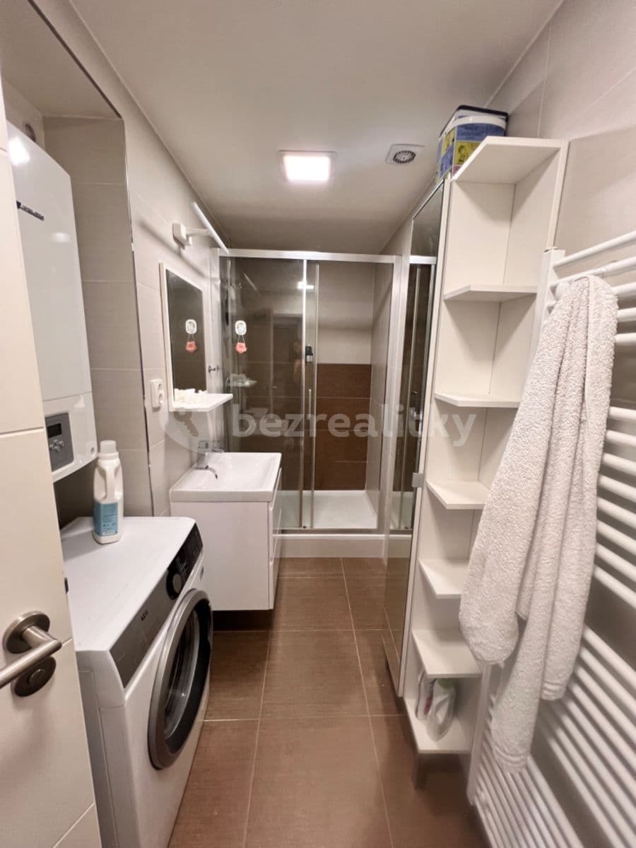 Prenájom bytu 3-izbový 70 m², 28. pluku, Praha, Praha Prenájom bytu 3-izbový 70 m², 28. pluku, Praha, Praha