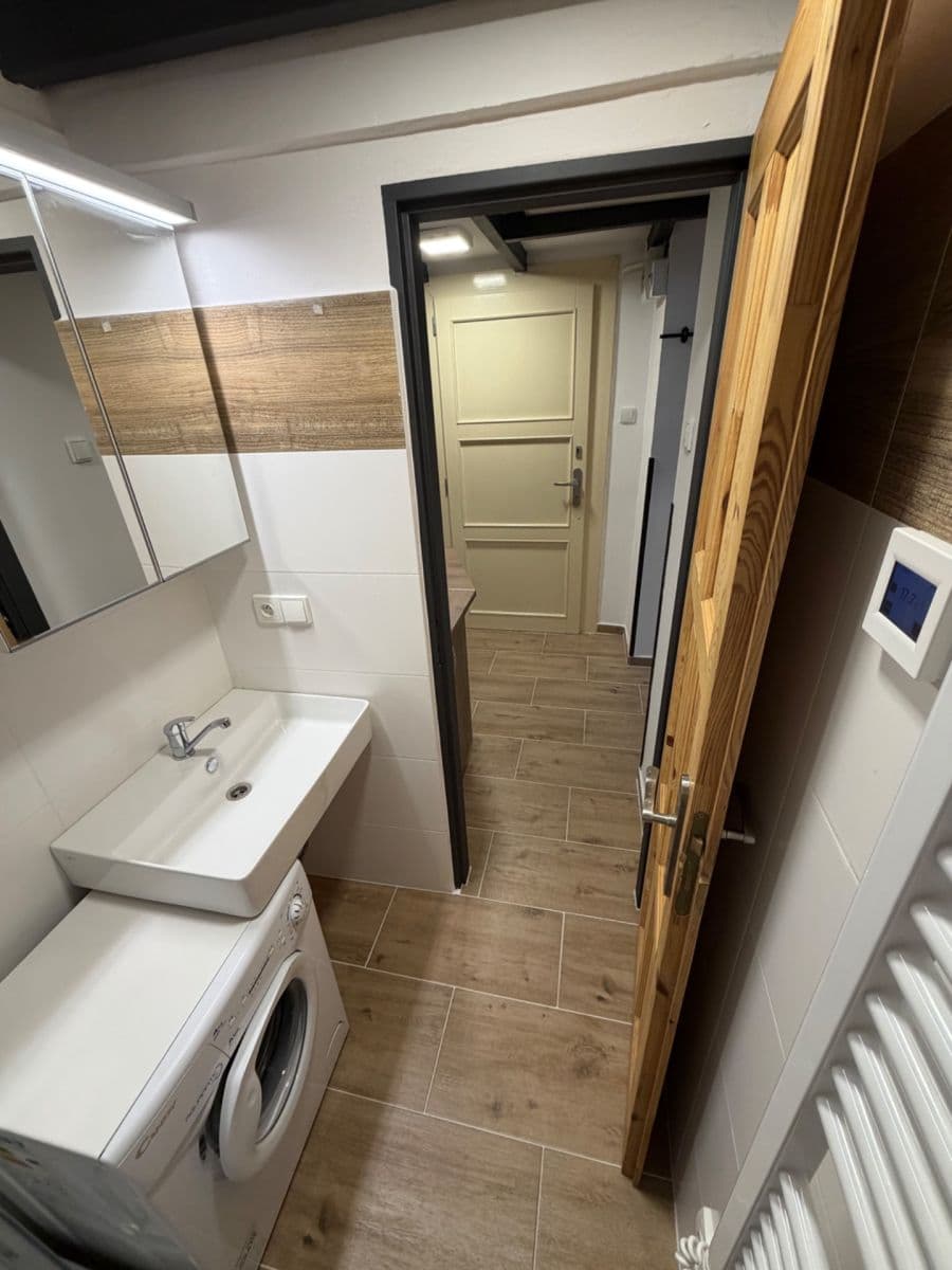 Prenájom bytu 1-izbový 28 m², Ruská, Praha, Praha Prenájom bytu 1-izbový 28 m², Ruská, Praha, Praha