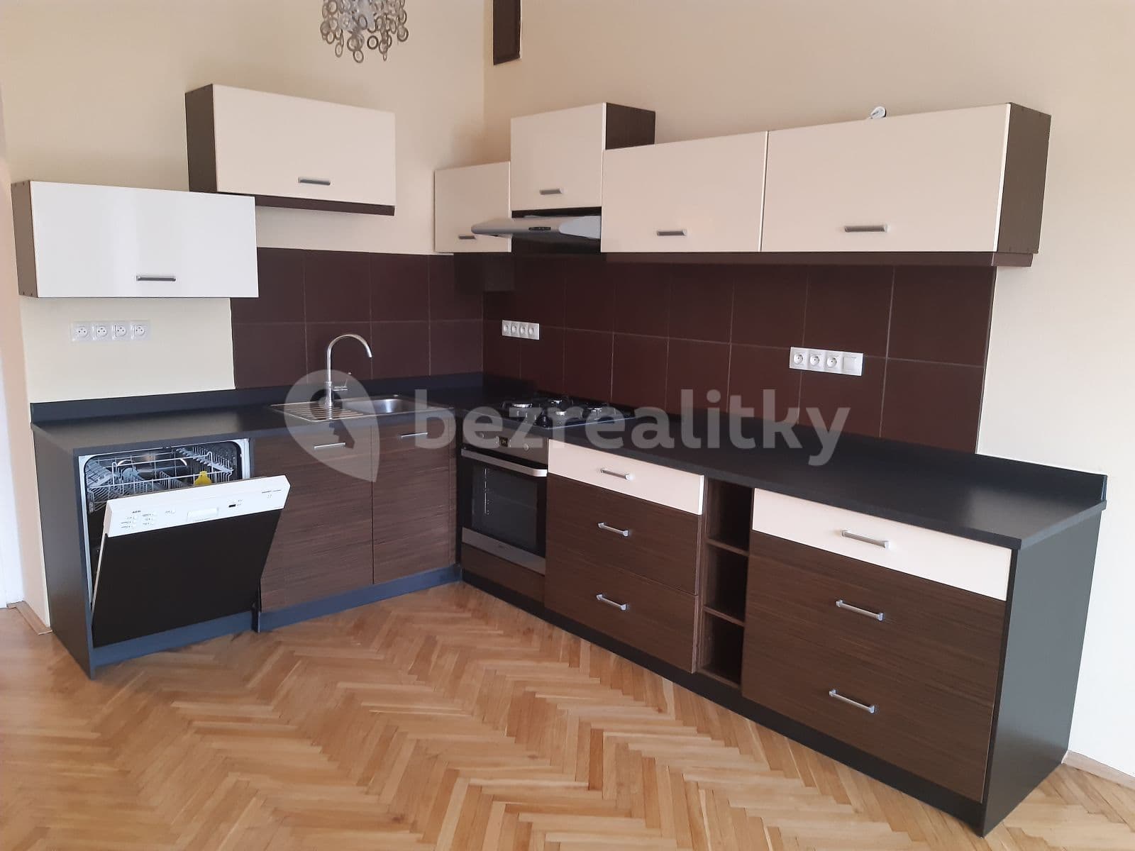 Prenájom bytu 4-izbový 96 m², Biskupcova, Praha, Praha Prenájom bytu 4-izbový 96 m², Biskupcova, Praha, Praha