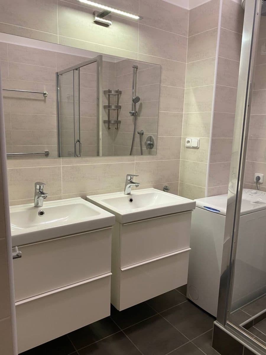 Prenájom bytu 2-izbový 62 m², 5. května, Praha, Praha Prenájom bytu 2-izbový 62 m², 5. května, Praha, Praha