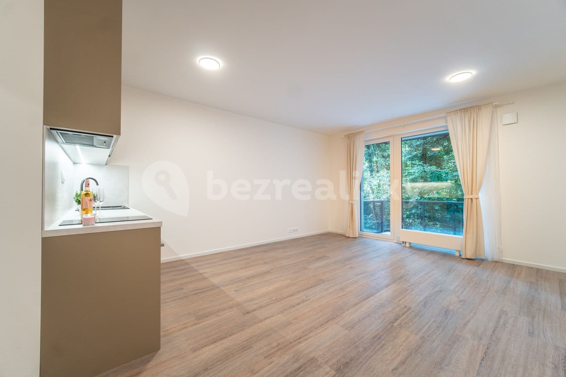 Prenájom bytu 1-izbový 43 m², Nurmiho, Praha, Praha Prenájom bytu 1-izbový 43 m², Nurmiho, Praha, Praha