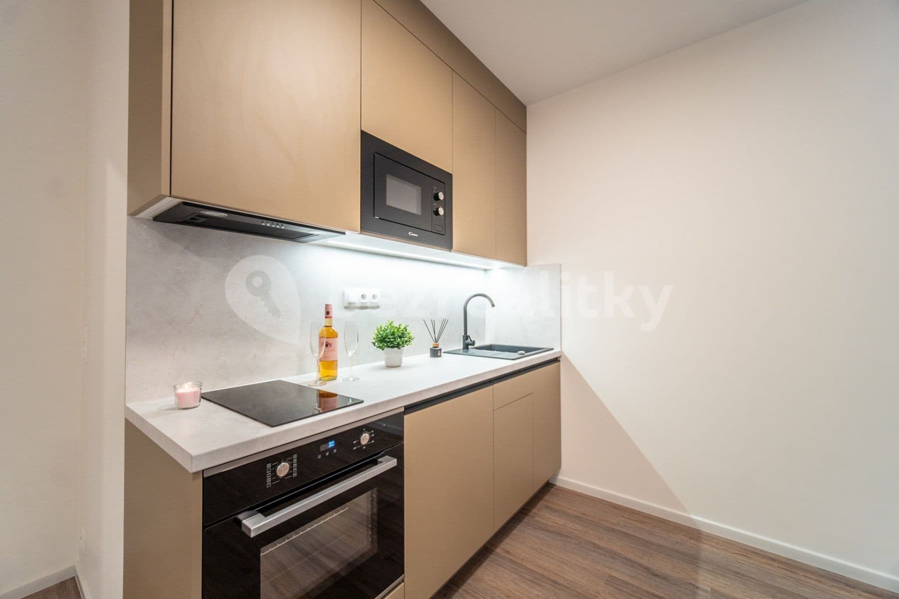 Prenájom bytu 1-izbový 43 m², Nurmiho, Praha, Praha Prenájom bytu 1-izbový 43 m², Nurmiho, Praha, Praha
