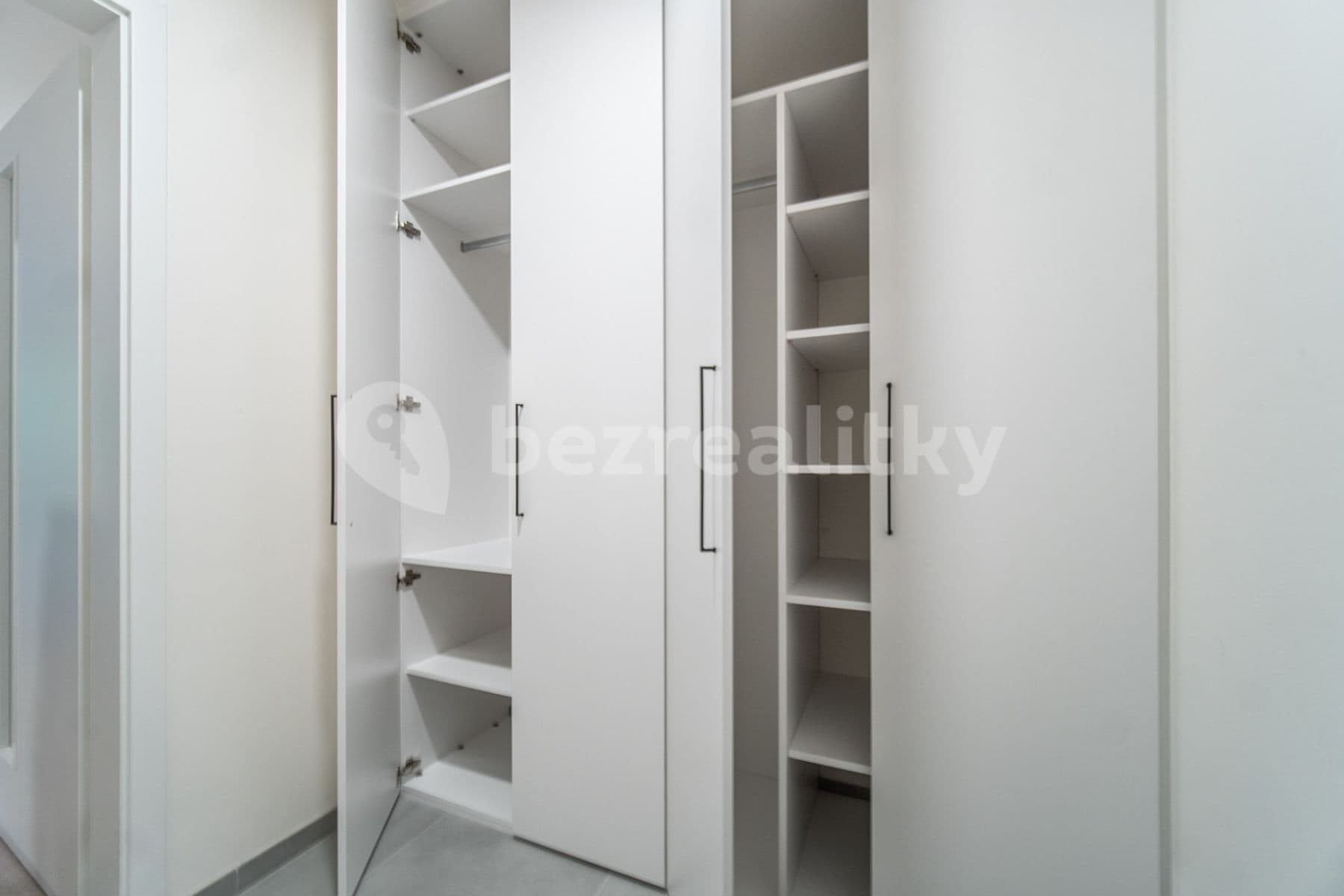 Prenájom bytu 1-izbový 43 m², Nurmiho, Praha, Praha Prenájom bytu 1-izbový 43 m², Nurmiho, Praha, Praha
