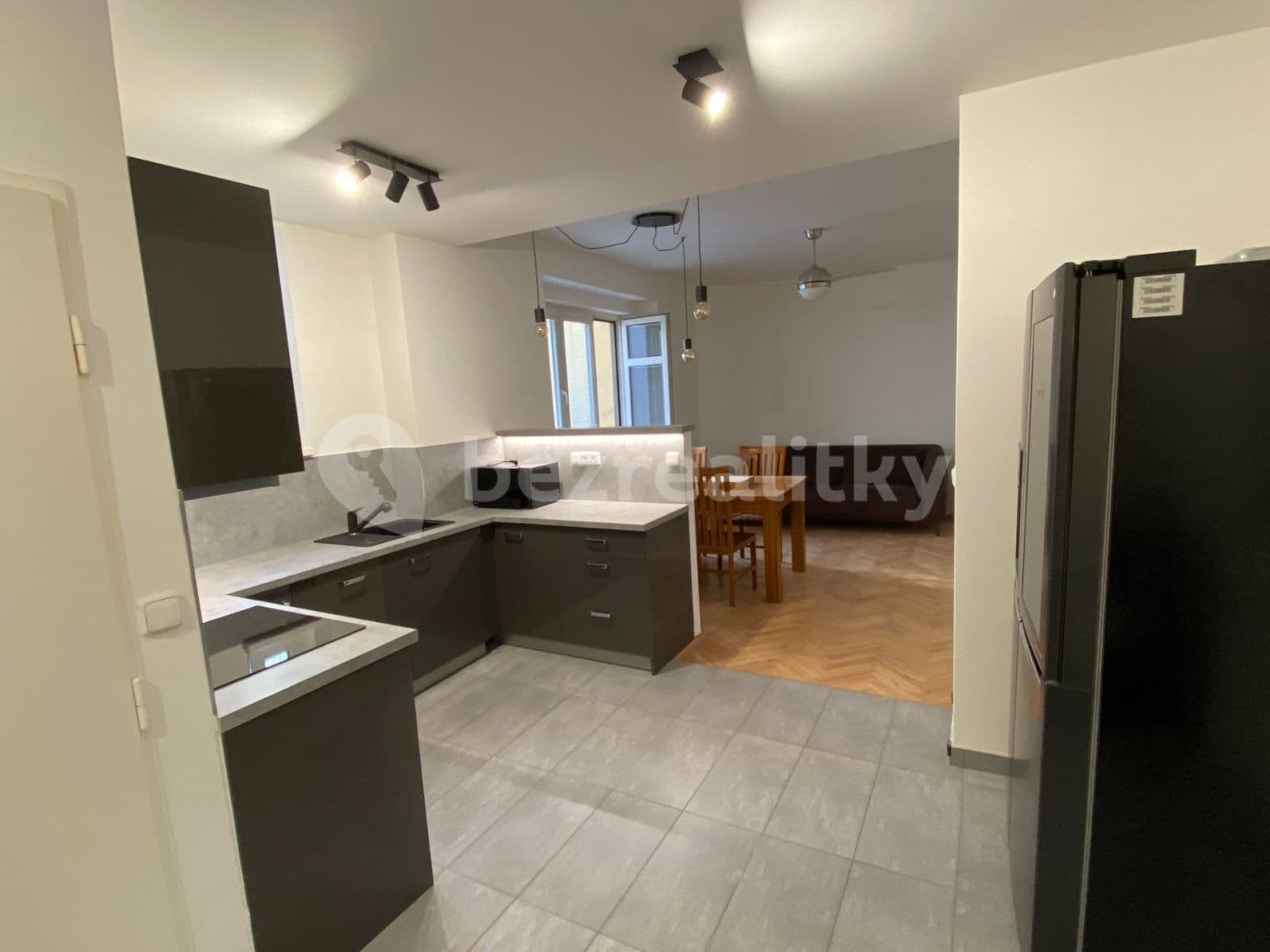 Prenájom bytu 3-izbový 72 m², Grafická, Praha, Praha Prenájom bytu 3-izbový 72 m², Grafická, Praha, Praha