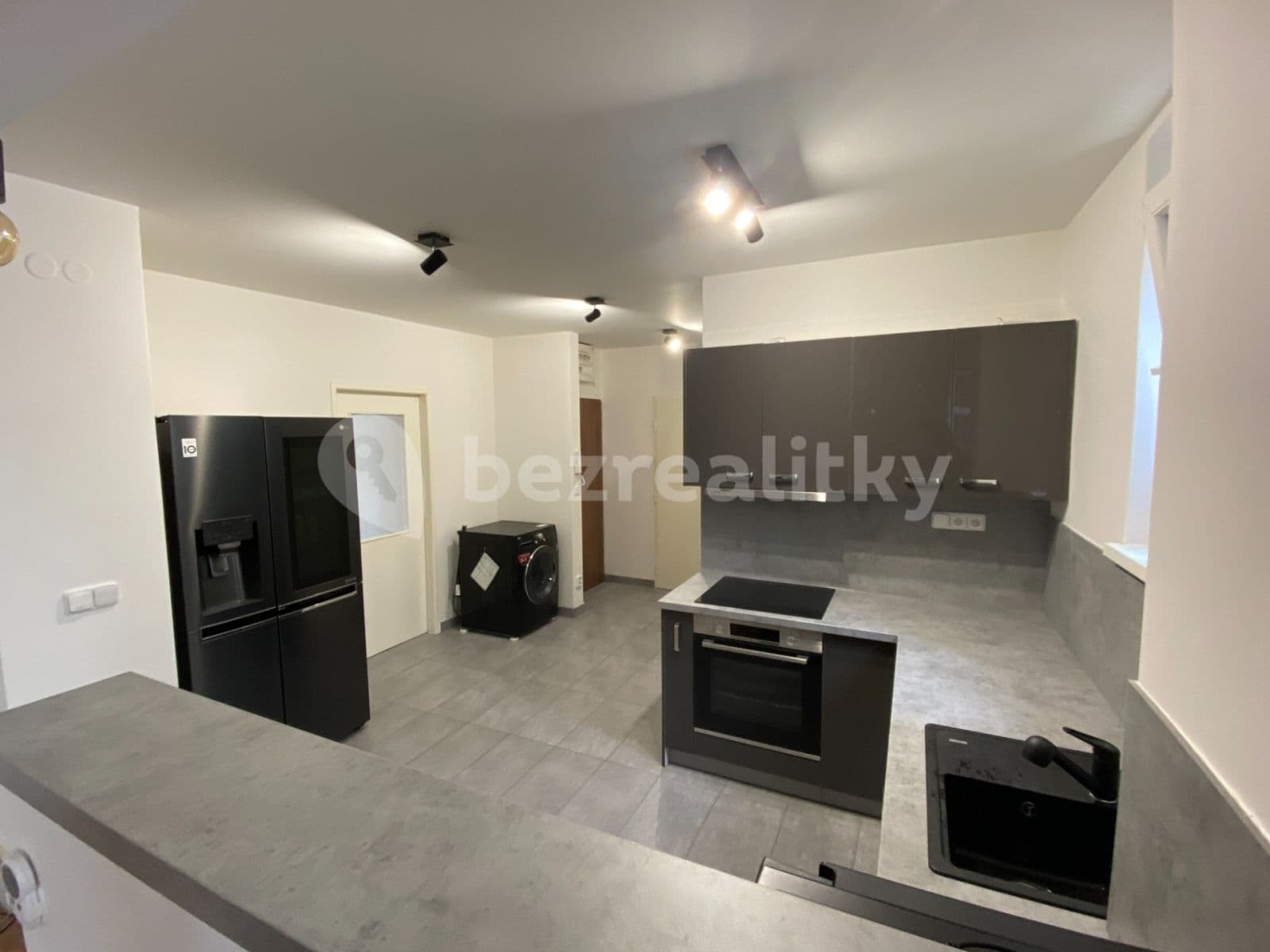 Prenájom bytu 3-izbový 72 m², Grafická, Praha, Praha Prenájom bytu 3-izbový 72 m², Grafická, Praha, Praha