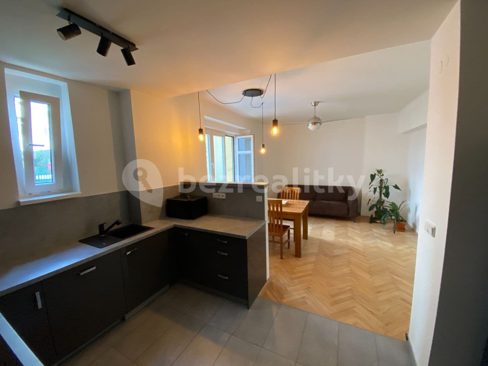 Prenájom bytu 3-izbový 72 m², Grafická, Praha, Praha Prenájom bytu 3-izbový 72 m², Grafická, Praha, Praha
