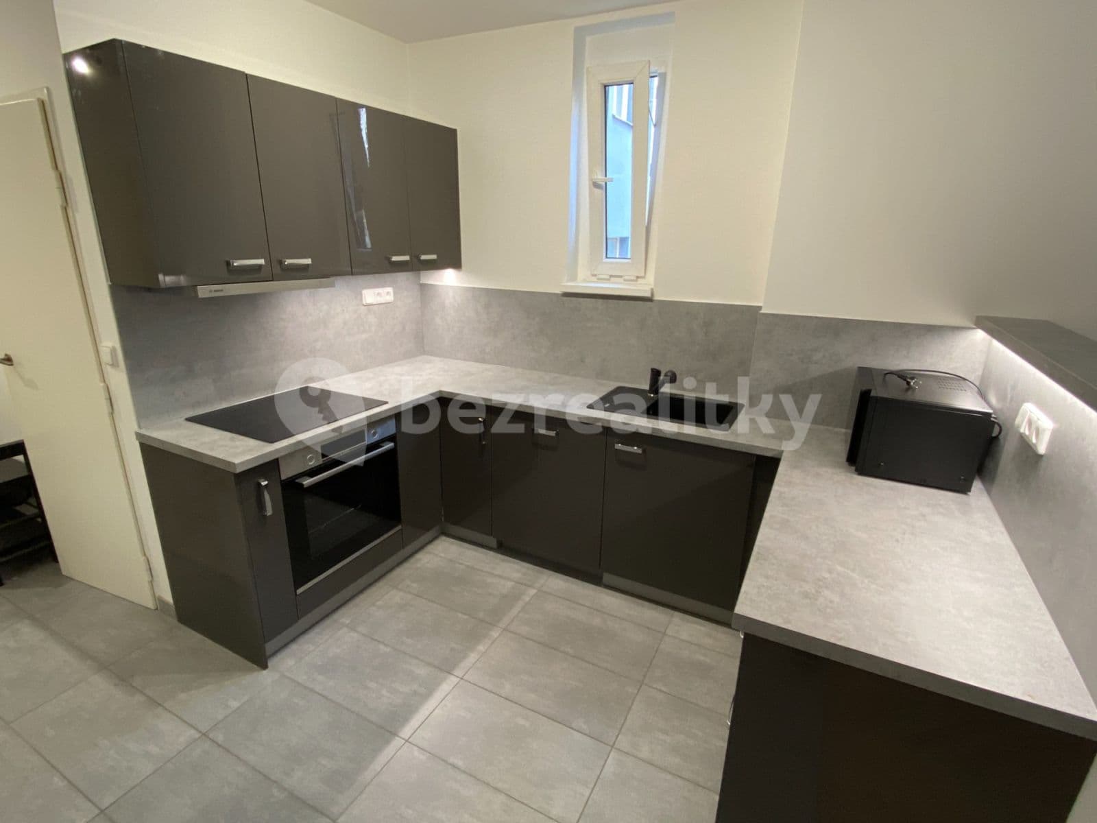 Prenájom bytu 3-izbový 72 m², Grafická, Praha, Praha Prenájom bytu 3-izbový 72 m², Grafická, Praha, Praha
