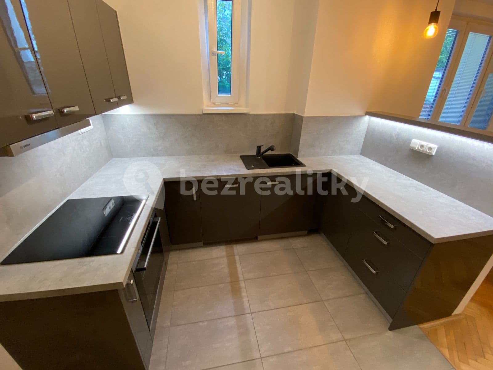 Prenájom bytu 3-izbový 72 m², Grafická, Praha, Praha Prenájom bytu 3-izbový 72 m², Grafická, Praha, Praha