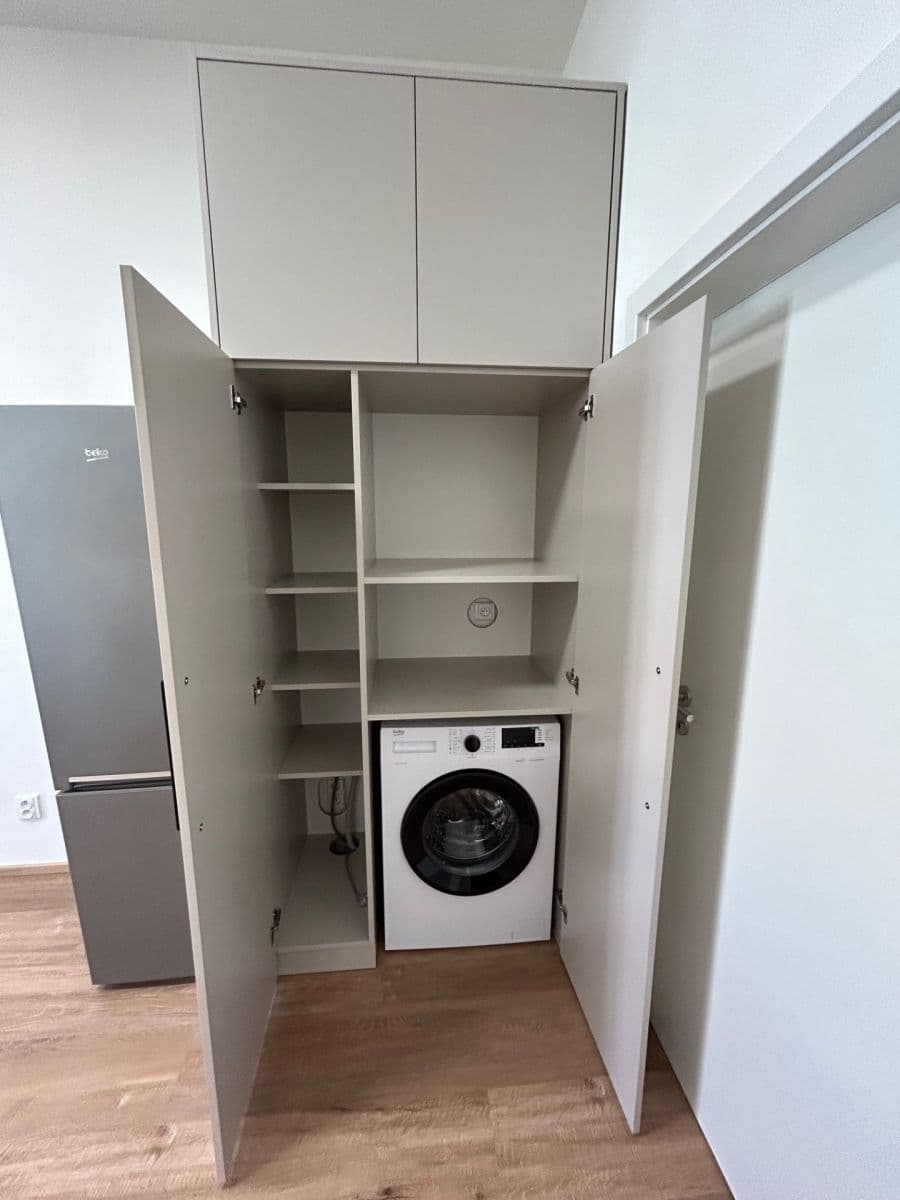 Prenájom bytu 2-izbový 41 m², U Santošky, Praha, Praha Prenájom bytu 2-izbový 41 m², U Santošky, Praha, Praha