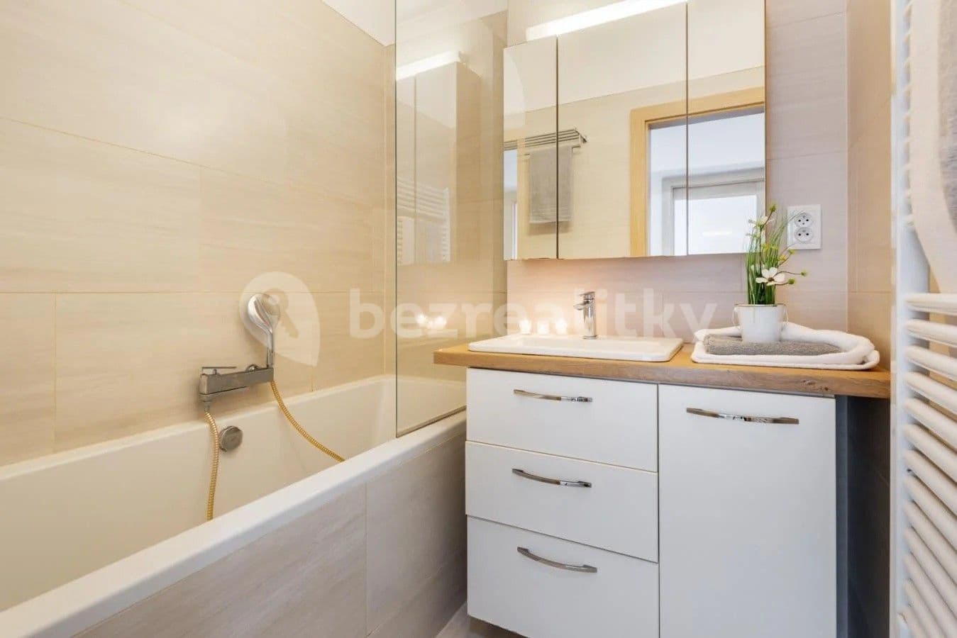 Prenájom bytu 3-izbový 65 m², Bělohorská, Praha, Praha Prenájom bytu 3-izbový 65 m², Bělohorská, Praha, Praha