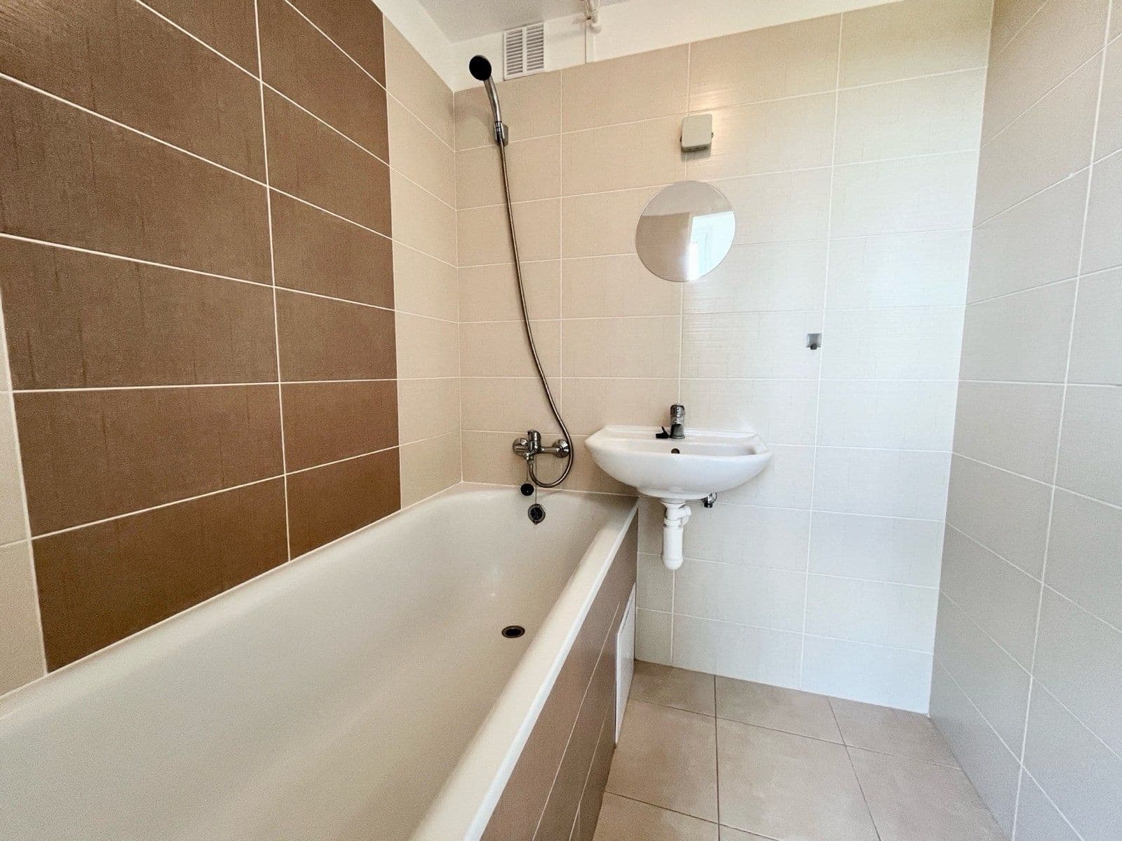 Prenájom bytu 3-izbový 74 m², I. P. Pavlova, Frýdek-Místek, Moravskoslezský kraj Prenájom bytu 3-izbový 74 m², I. P. Pavlova, Frýdek-Místek, Moravskoslezský kraj