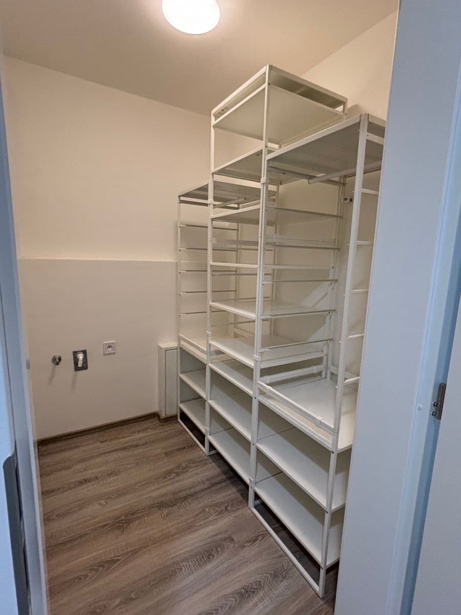 Prenájom bytu 1-izbový 32 m², Frištenského, Olomouc, Olomoucký kraj Prenájom bytu 1-izbový 32 m², Frištenského, Olomouc, Olomoucký kraj