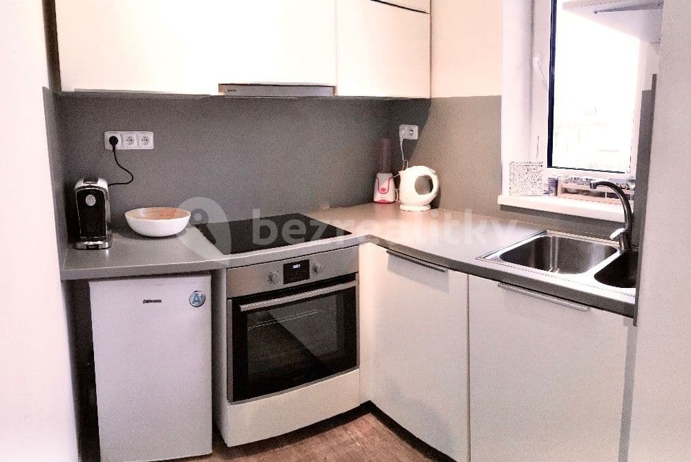 Prenájom bytu 1-izbový 28 m², Kašparova, Pardubice, Pardubický kraj Prenájom bytu 1-izbový 28 m², Kašparova, Pardubice, Pardubický kraj