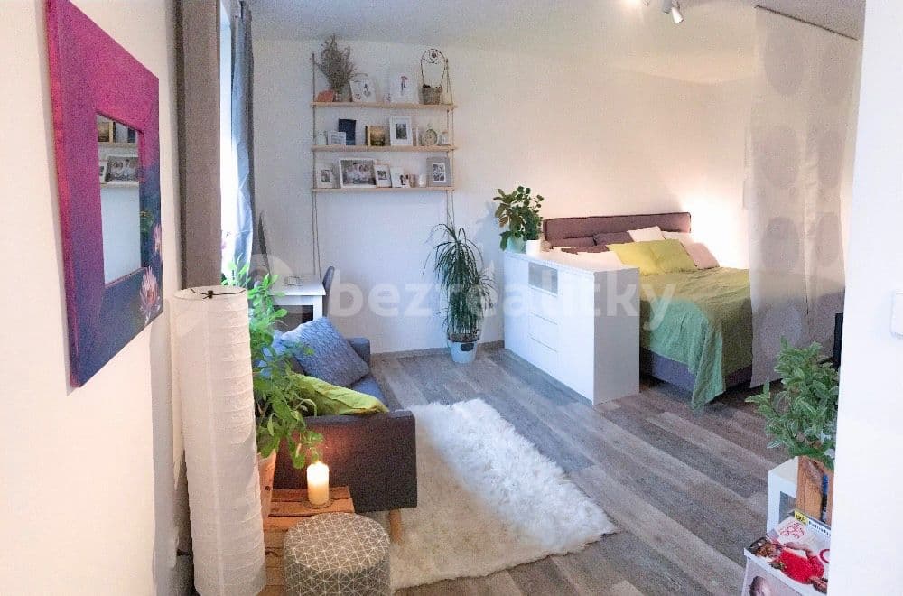 Prenájom bytu 1-izbový 28 m², Kašparova, Pardubice, Pardubický kraj Prenájom bytu 1-izbový 28 m², Kašparova, Pardubice, Pardubický kraj