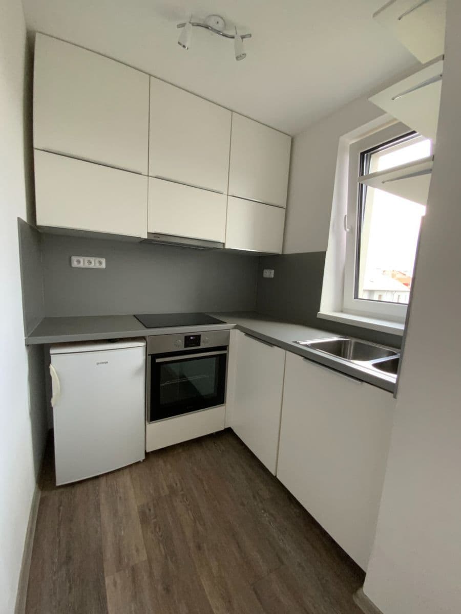 Prenájom bytu 1-izbový 28 m², Kašparova, Pardubice, Pardubický kraj Prenájom bytu 1-izbový 28 m², Kašparova, Pardubice, Pardubický kraj