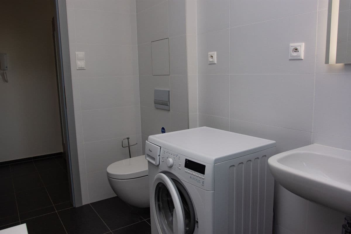 Prenájom bytu 39 m², Pod Stolovou Horou, Praha, Praha Prenájom bytu 39 m², Pod Stolovou Horou, Praha, Praha