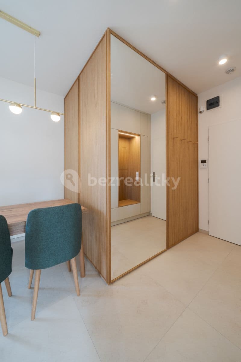 Prenájom bytu 3-izbový 72 m², Kolínská, Praha, Praha Prenájom bytu 3-izbový 72 m², Kolínská, Praha, Praha