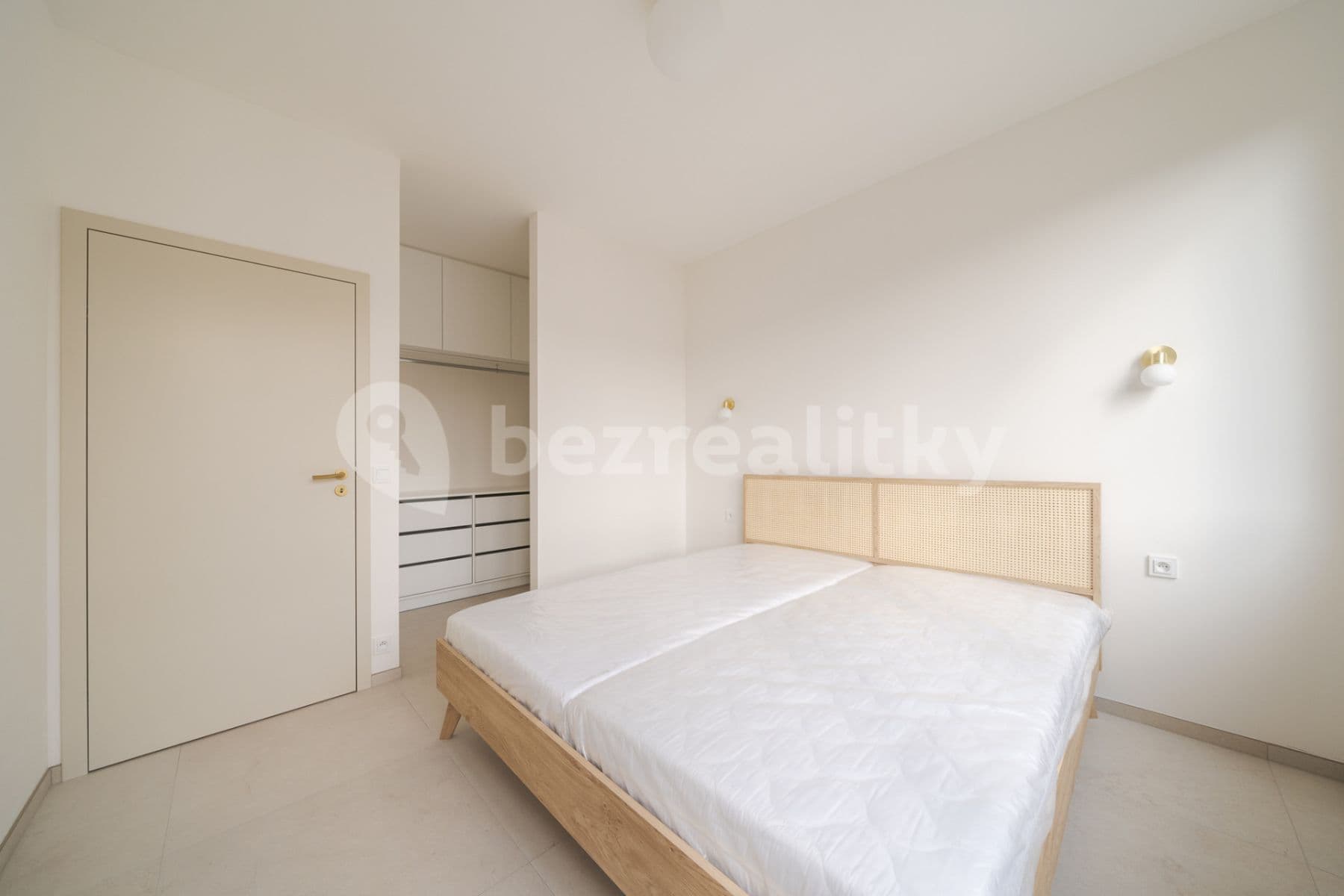 Prenájom bytu 3-izbový 72 m², Kolínská, Praha, Praha Prenájom bytu 3-izbový 72 m², Kolínská, Praha, Praha