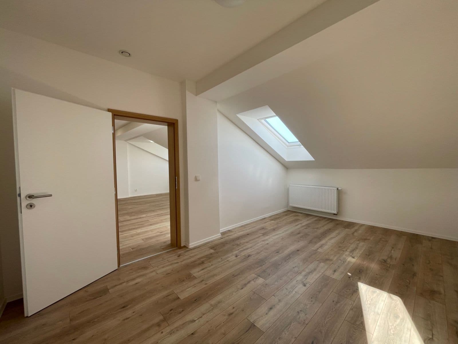 Prenájom bytu 4-izbový 120 m², Nádražní, Chomutov, Ústecký kraj Prenájom bytu 4-izbový 120 m², Nádražní, Chomutov, Ústecký kraj