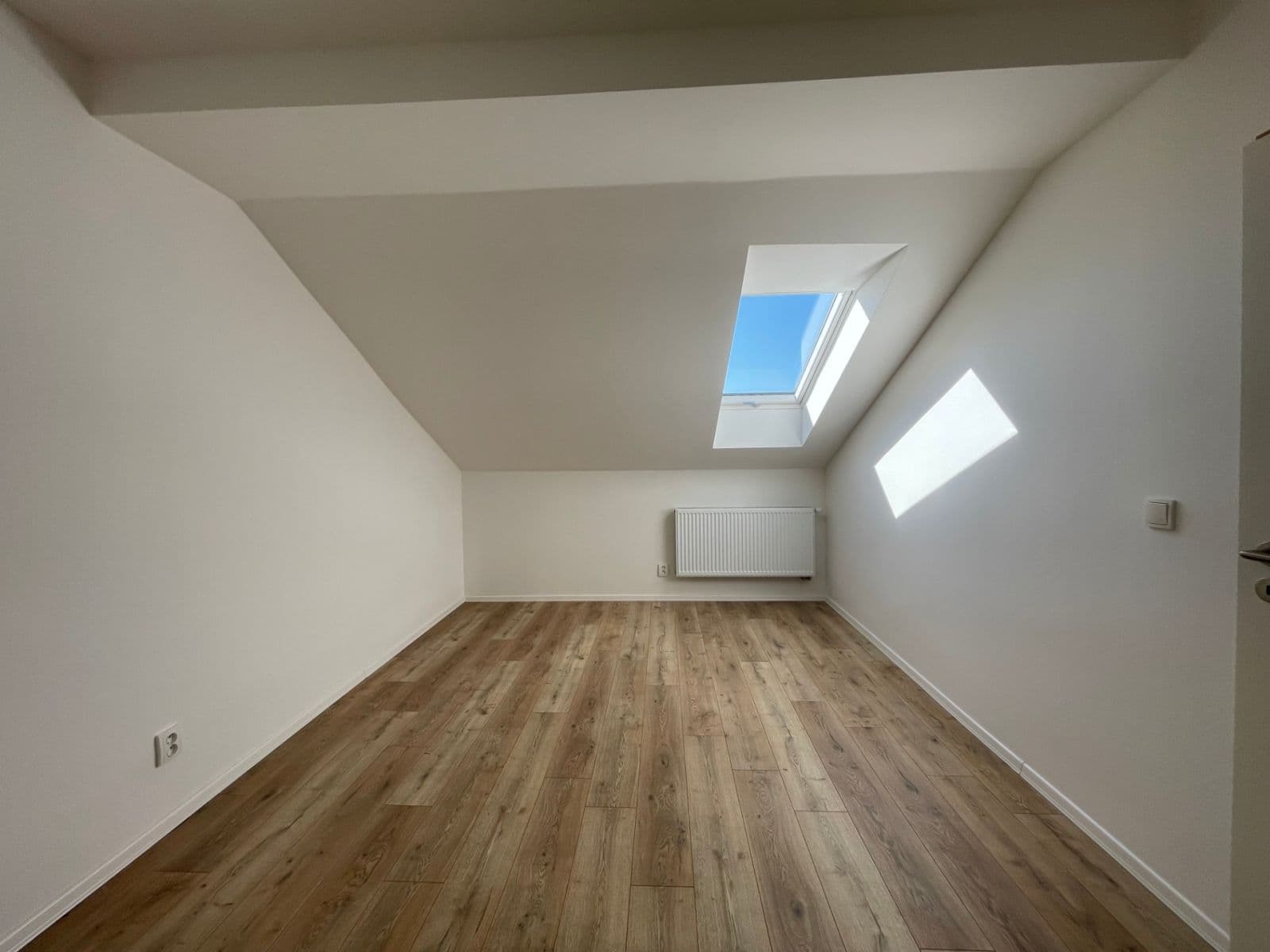 Prenájom bytu 4-izbový 120 m², Nádražní, Chomutov, Ústecký kraj Prenájom bytu 4-izbový 120 m², Nádražní, Chomutov, Ústecký kraj