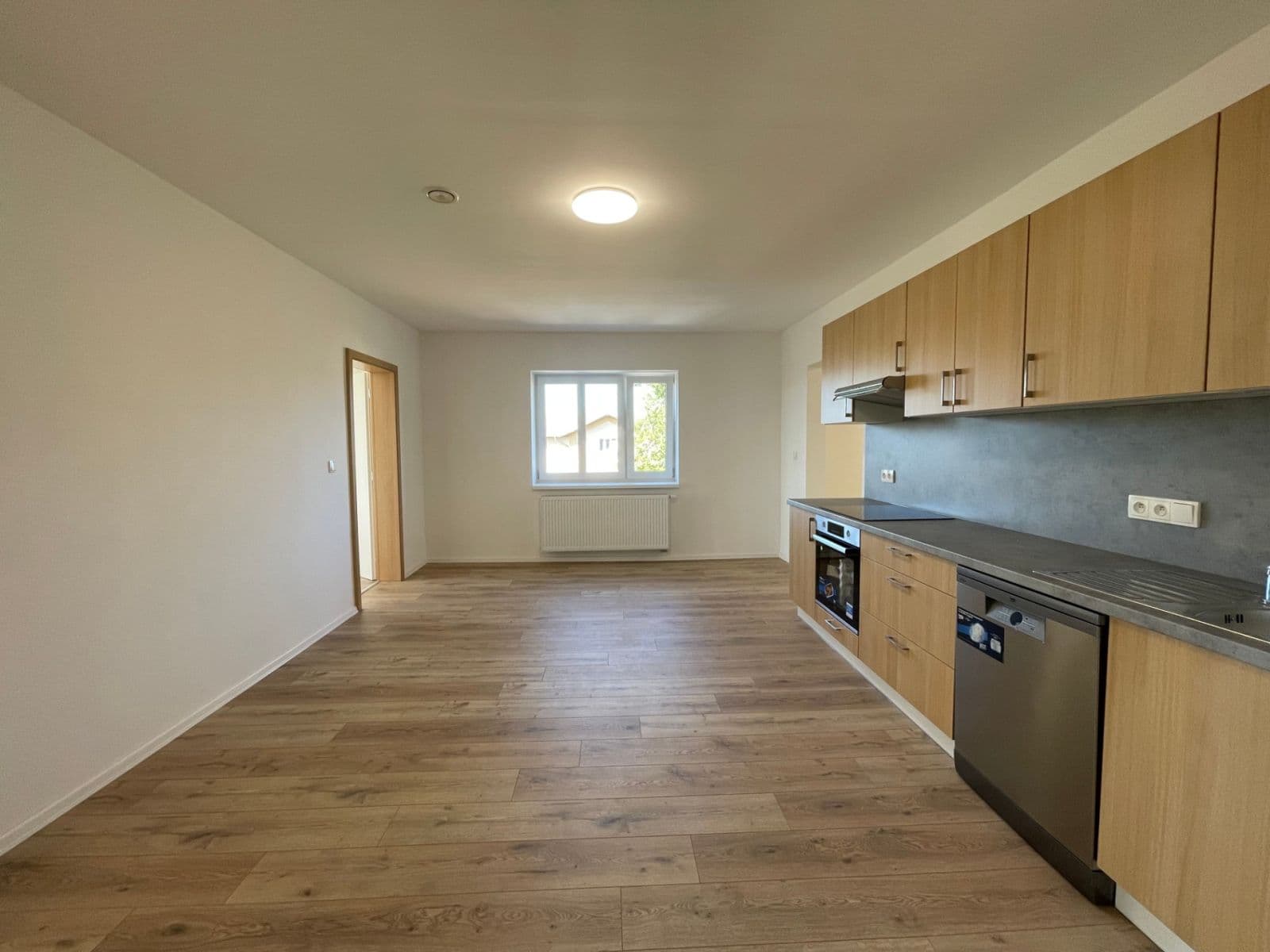Prenájom bytu 4-izbový 120 m², Nádražní, Chomutov, Ústecký kraj Prenájom bytu 4-izbový 120 m², Nádražní, Chomutov, Ústecký kraj