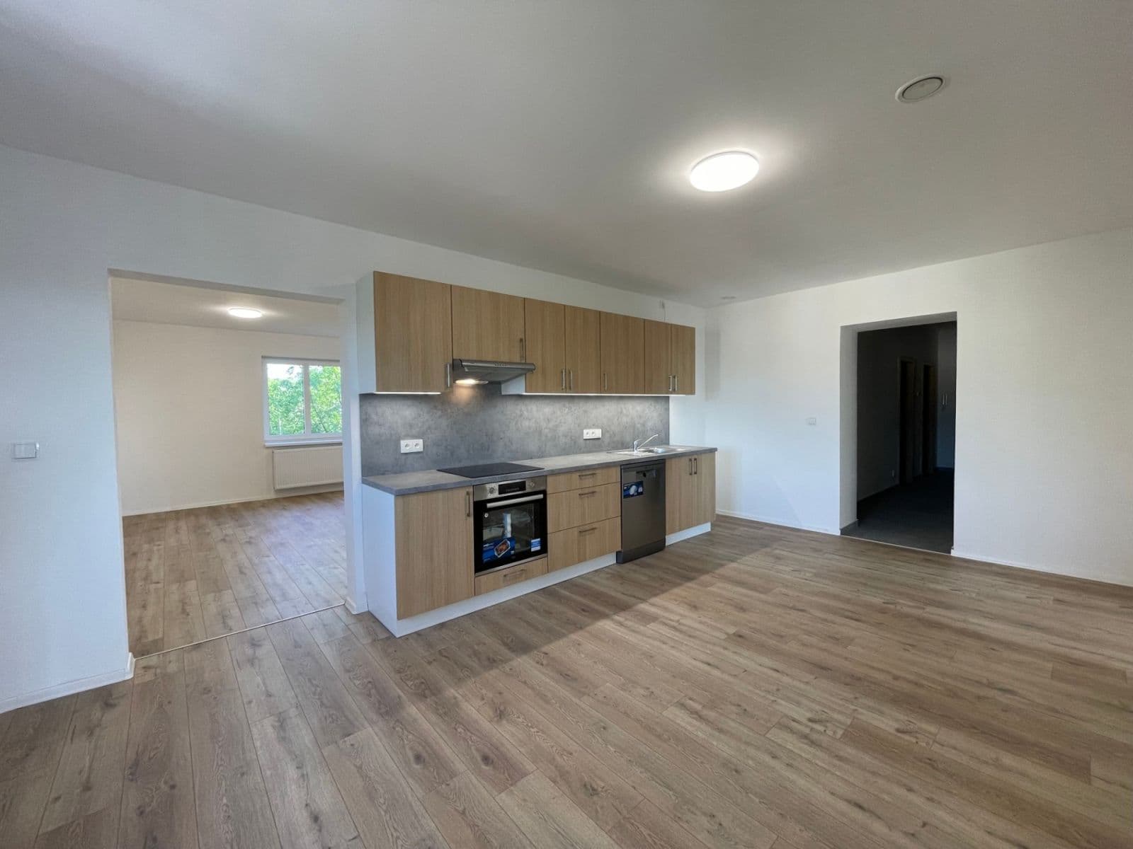 Prenájom bytu 4-izbový 120 m², Nádražní, Chomutov, Ústecký kraj Prenájom bytu 4-izbový 120 m², Nádražní, Chomutov, Ústecký kraj