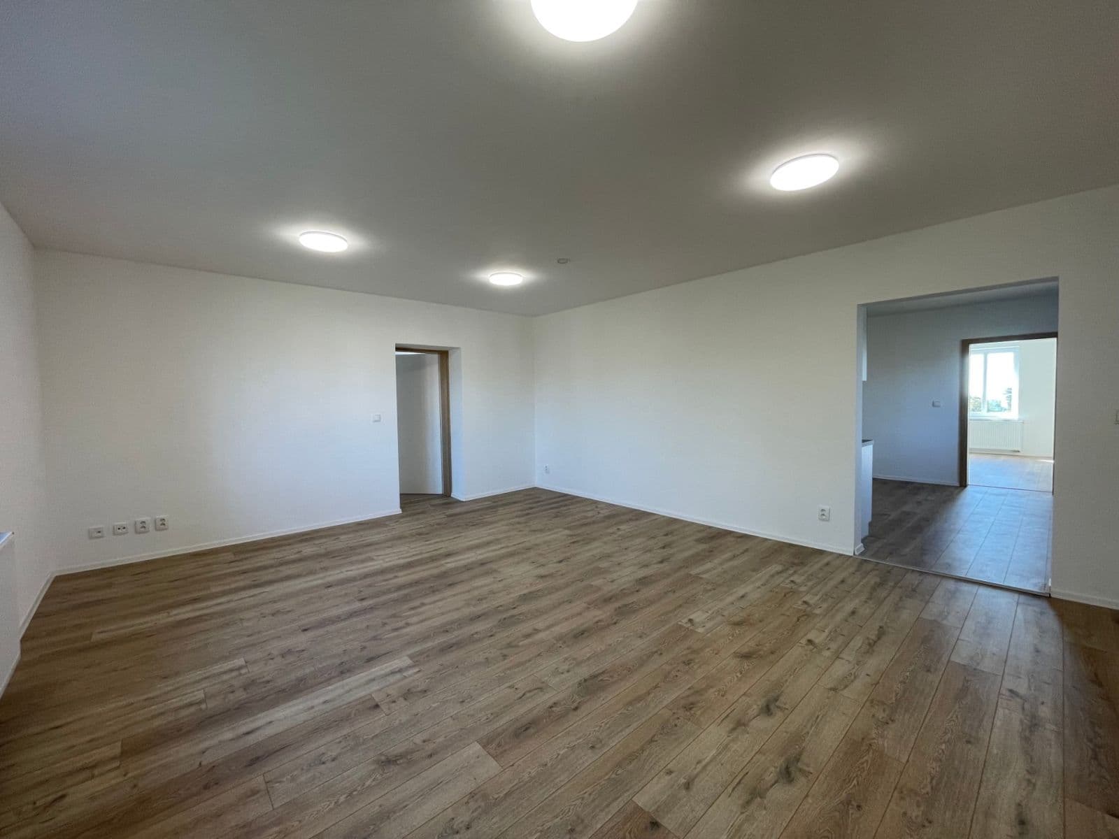 Prenájom bytu 4-izbový 120 m², Nádražní, Chomutov, Ústecký kraj Prenájom bytu 4-izbový 120 m², Nádražní, Chomutov, Ústecký kraj