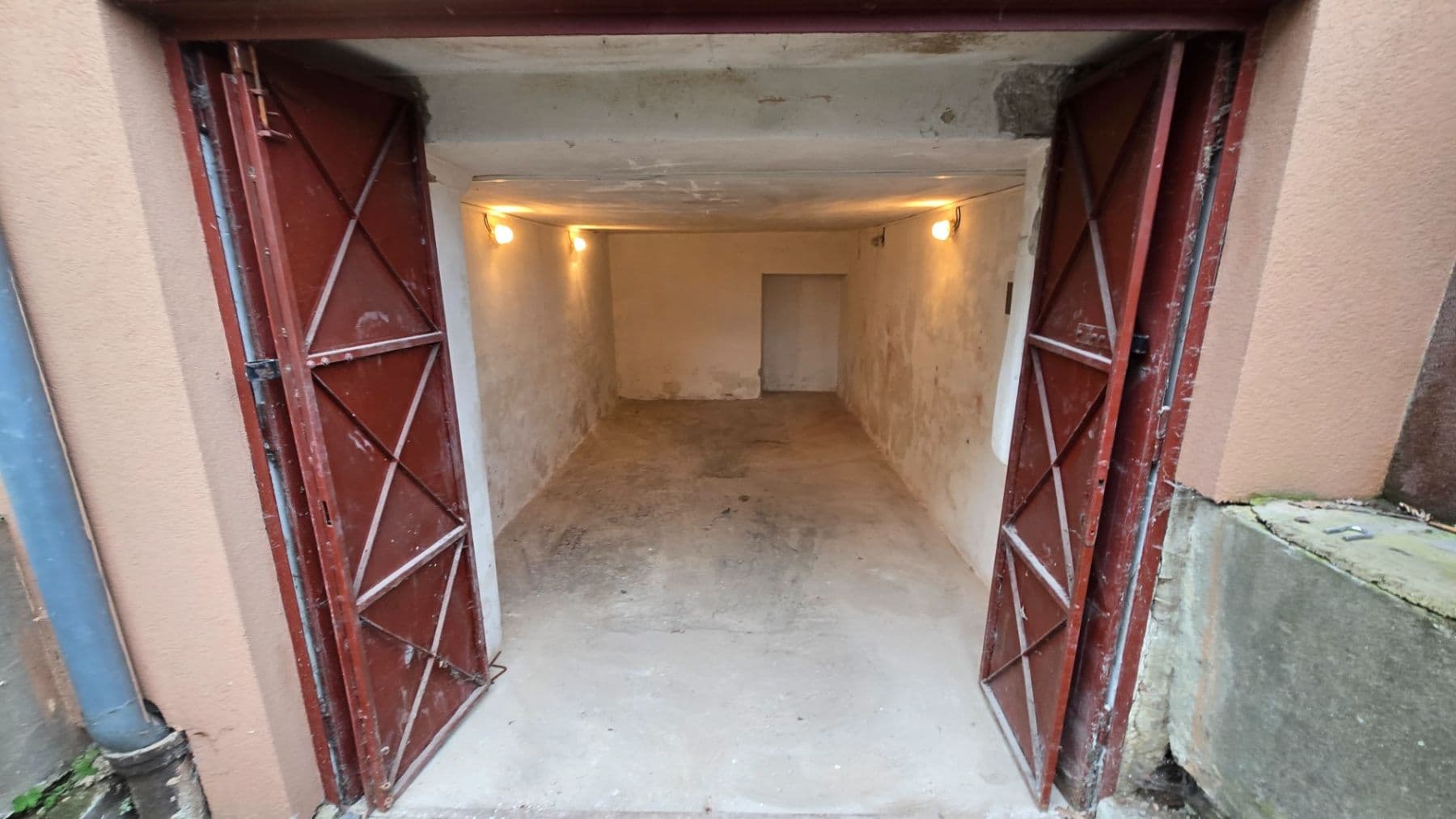 Prenájom garáže 32 m², Nad Malým mýtem, Praha, Praha Prenájom garáže 32 m², Nad Malým mýtem, Praha, Praha