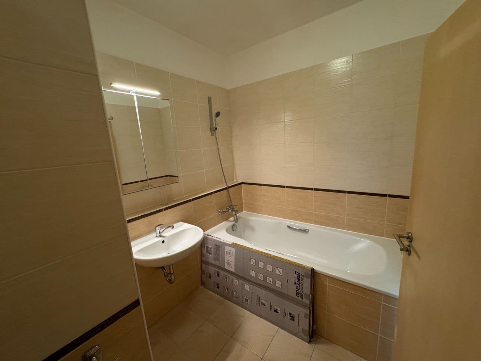 Prenájom bytu 2-izbový 58 m², Bratislavská, Praha, Praha Prenájom bytu 2-izbový 58 m², Bratislavská, Praha, Praha
