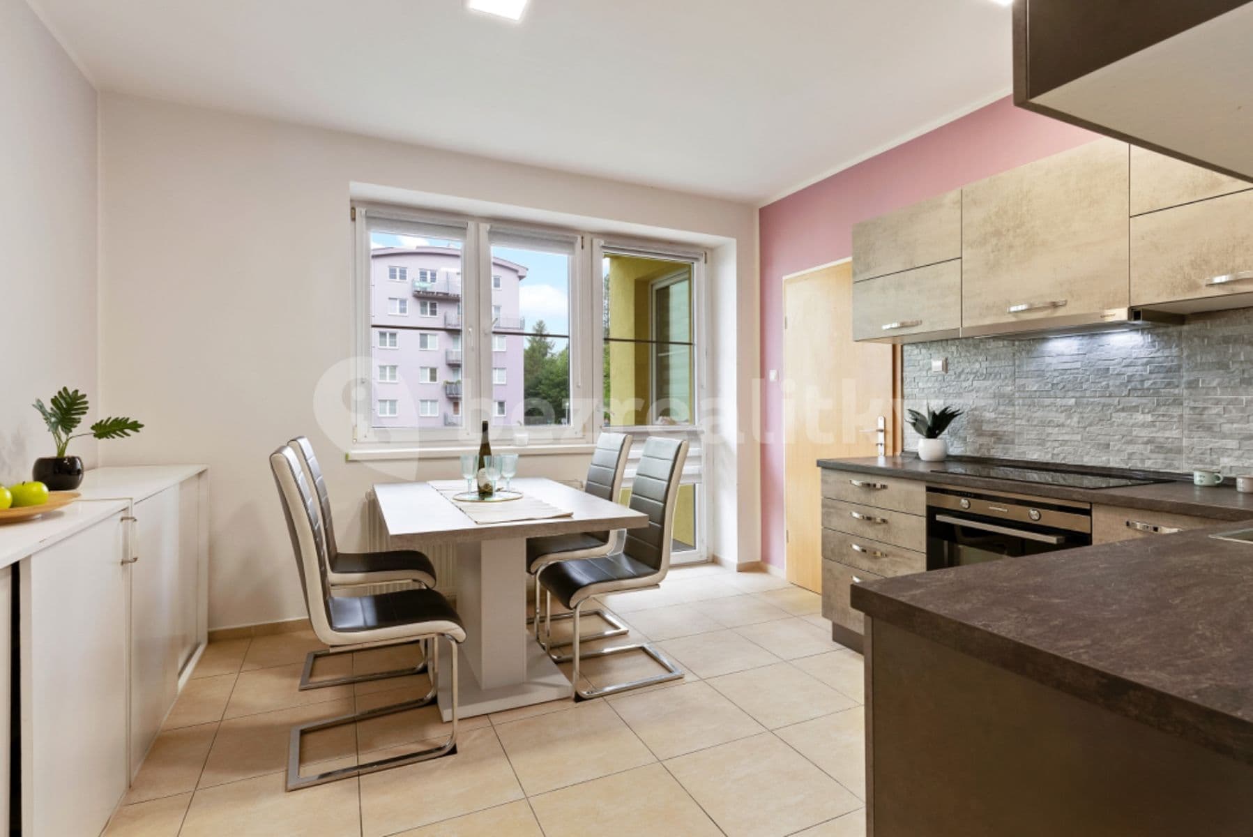 Prenájom bytu 3-izbový 83 m², Nádvorní, Liberec, Liberecký kraj Prenájom bytu 3-izbový 83 m², Nádvorní, Liberec, Liberecký kraj