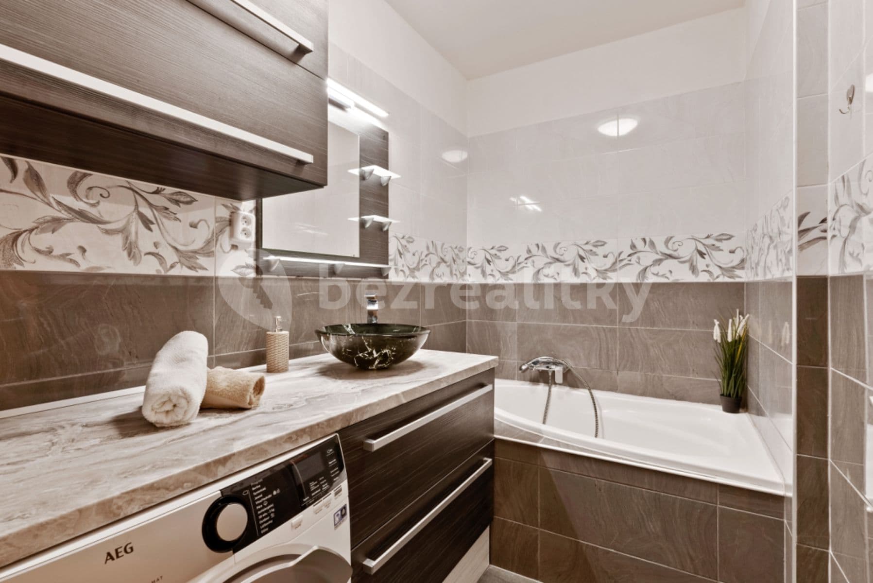 Prenájom bytu 3-izbový 83 m², Nádvorní, Liberec, Liberecký kraj Prenájom bytu 3-izbový 83 m², Nádvorní, Liberec, Liberecký kraj