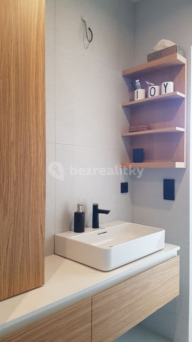 Prenájom bytu 1-izbový 52 m², Charlese de Gaulla, Praha, Praha Prenájom bytu 1-izbový 52 m², Charlese de Gaulla, Praha, Praha