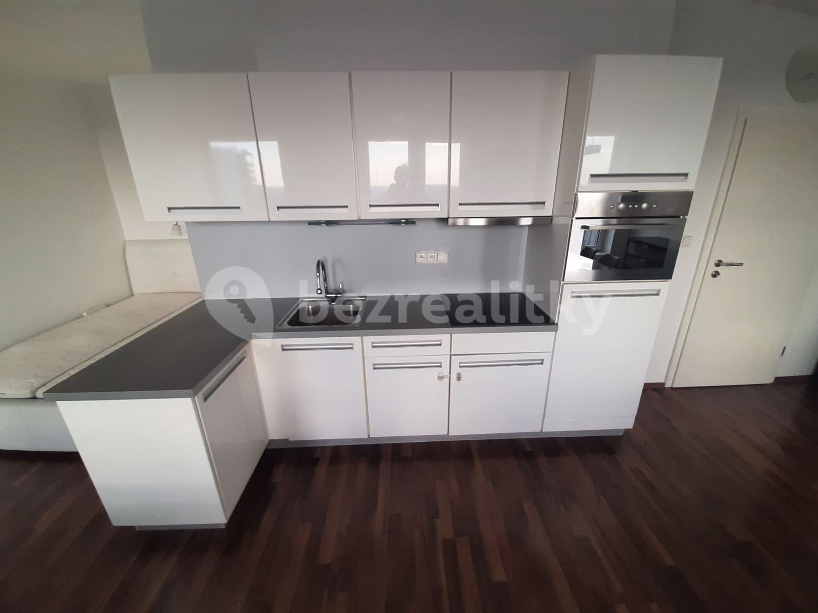 Prenájom bytu 1-izbový 43 m², Pelušková, Praha, Praha Prenájom bytu 1-izbový 43 m², Pelušková, Praha, Praha