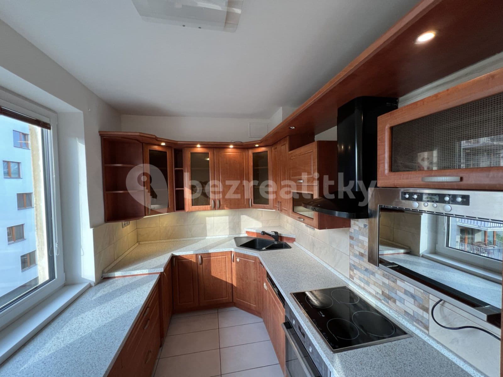Prenájom bytu 3-izbový 65 m², Michelangelova, Praha, Praha Prenájom bytu 3-izbový 65 m², Michelangelova, Praha, Praha