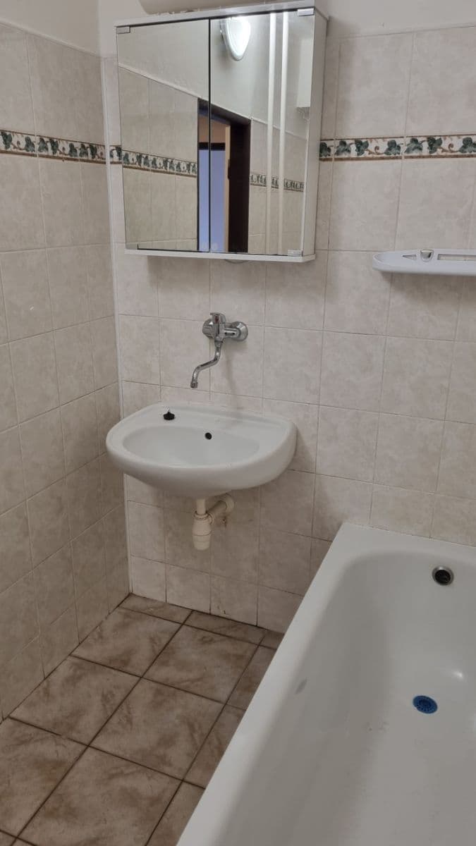 Prenájom bytu 2-izbový 65 m², Dr. E. Beneše, Bystřice, Středočeský kraj Prenájom bytu 2-izbový 65 m², Dr. E. Beneše, Bystřice, Středočeský kraj