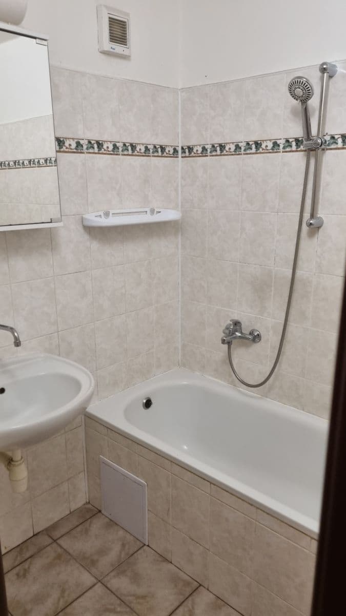 Prenájom bytu 2-izbový 65 m², Dr. E. Beneše, Bystřice, Středočeský kraj Prenájom bytu 2-izbový 65 m², Dr. E. Beneše, Bystřice, Středočeský kraj