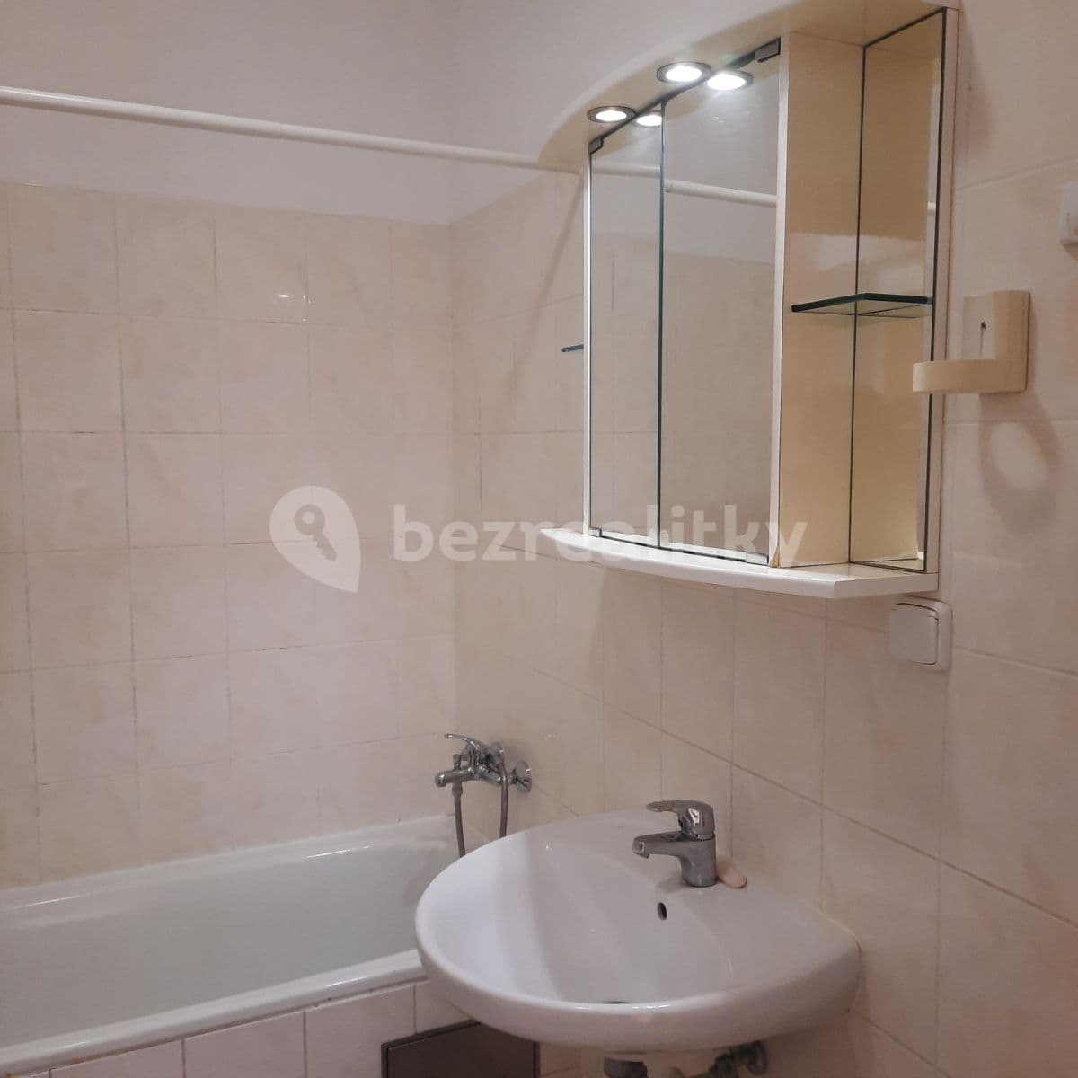 Prenájom bytu 1-izbový 34 m², Padovská, Praha, Praha Prenájom bytu 1-izbový 34 m², Padovská, Praha, Praha