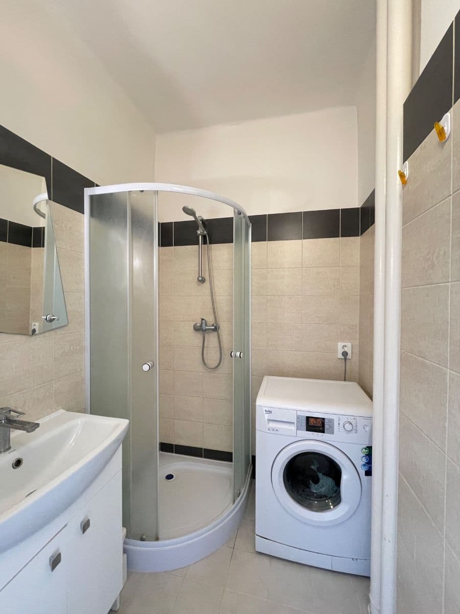 Prenájom bytu 2-izbový 60 m², Jakutská, Praha, Praha Prenájom bytu 2-izbový 60 m², Jakutská, Praha, Praha