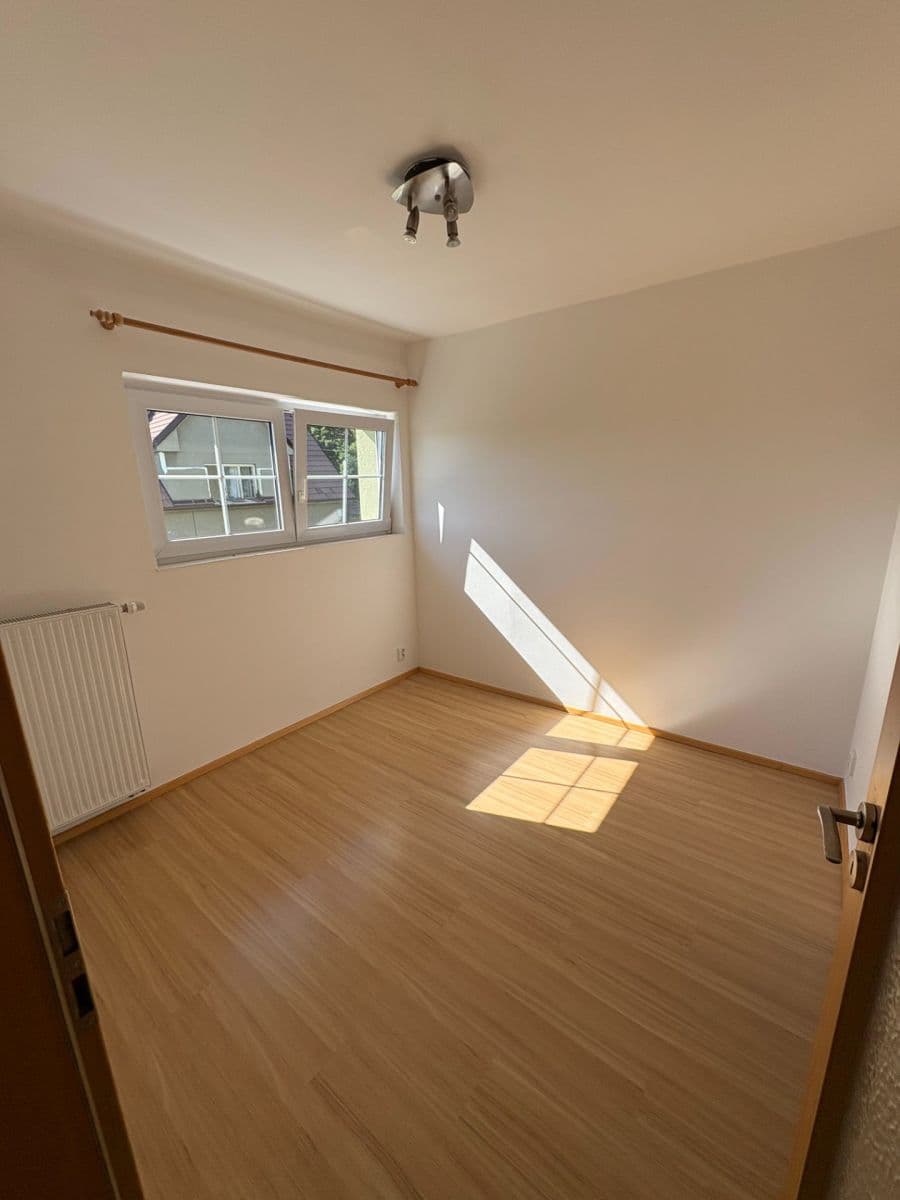 Prenájom bytu 3-izbový 47 m², Zájezdní, Mukařov, Středočeský kraj Prenájom bytu 3-izbový 47 m², Zájezdní, Mukařov, Středočeský kraj