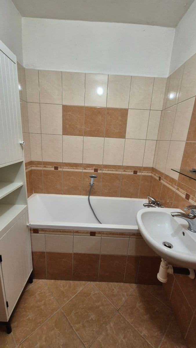 Predaj bytu 3-izbový 72 m², 9. května, Hrušovany nad Jevišovkou, Jihomoravský kraj Predaj bytu 3-izbový 72 m², 9. května, Hrušovany nad Jevišovkou, Jihomoravský kraj