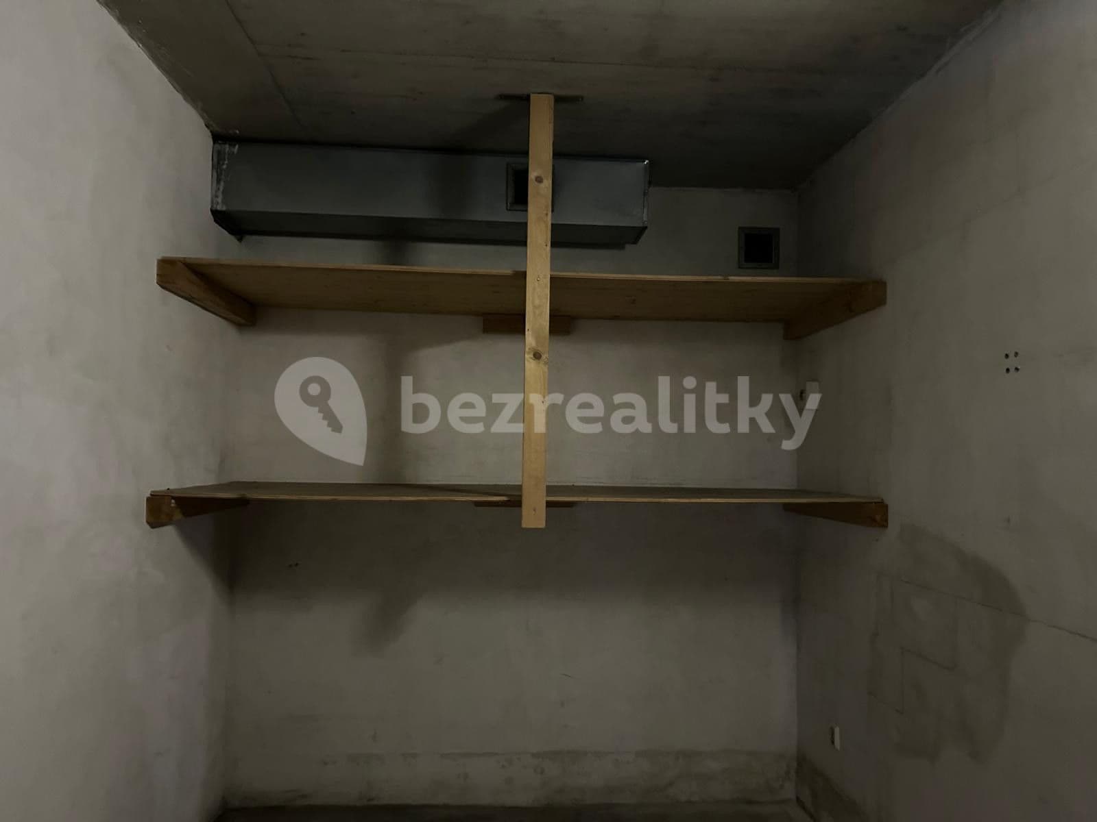 Prenájom garáže 19 m², Hnězdenská, Praha, Praha Prenájom garáže 19 m², Hnězdenská, Praha, Praha