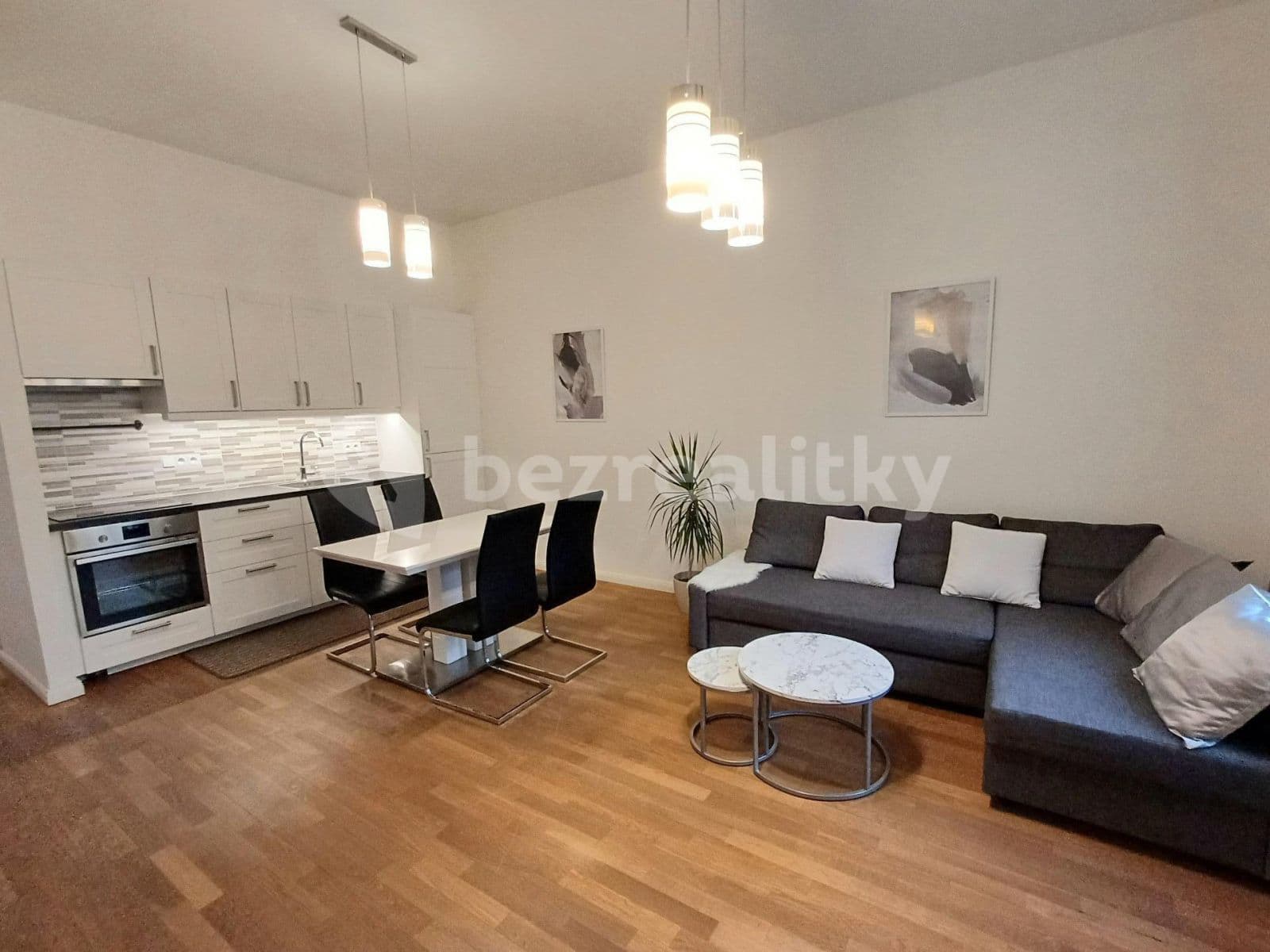 Prenájom bytu 2-izbový 50 m², Nitranská, Praha, Praha Prenájom bytu 2-izbový 50 m², Nitranská, Praha, Praha
