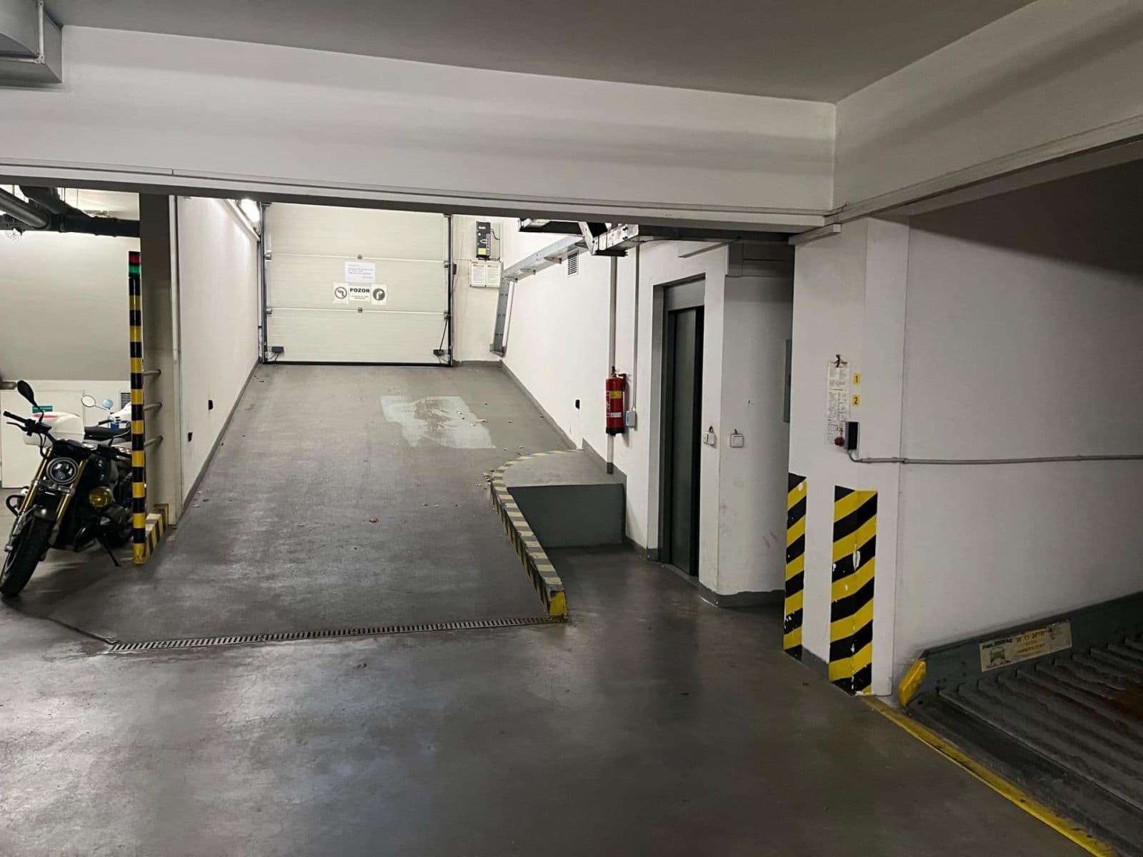 Prenájom garáže 14 m², Kašparovo náměstí, Praha, Praha Prenájom garáže 14 m², Kašparovo náměstí, Praha, Praha