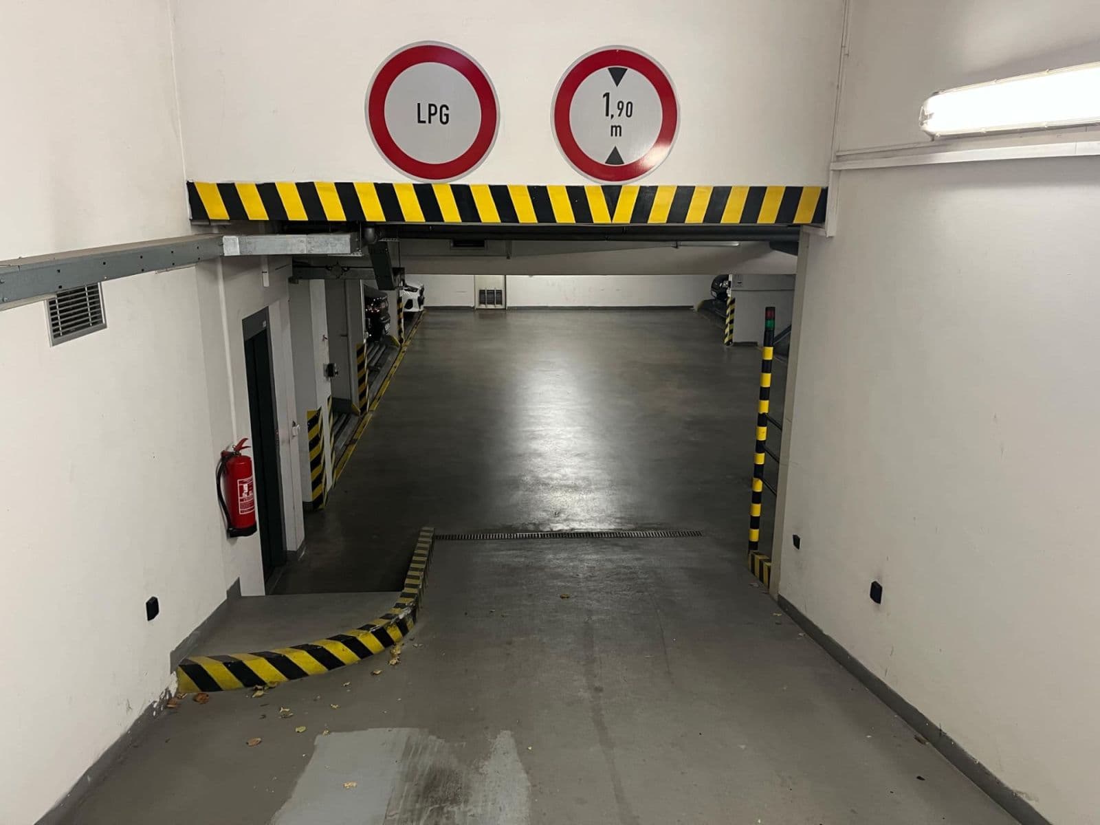 Prenájom garáže 14 m², Kašparovo náměstí, Praha, Praha Prenájom garáže 14 m², Kašparovo náměstí, Praha, Praha