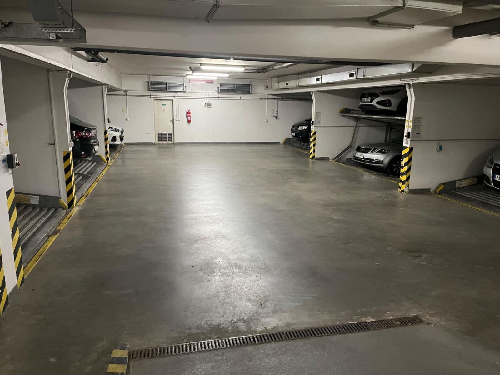 Prenájom garáže 14 m², Kašparovo náměstí, Praha, Praha Prenájom garáže 14 m², Kašparovo náměstí, Praha, Praha