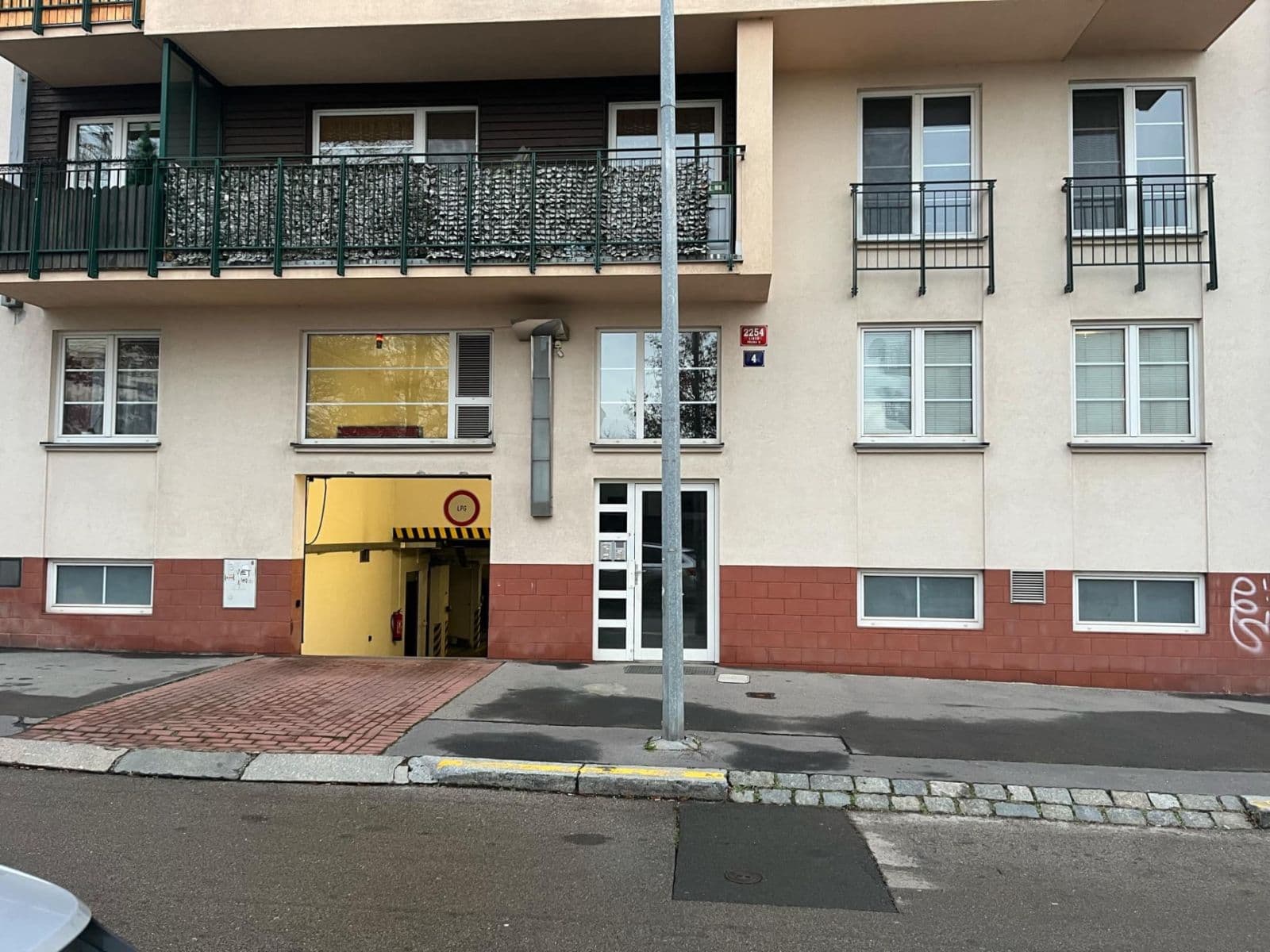 Prenájom garáže 14 m², Kašparovo náměstí, Praha, Praha Prenájom garáže 14 m², Kašparovo náměstí, Praha, Praha