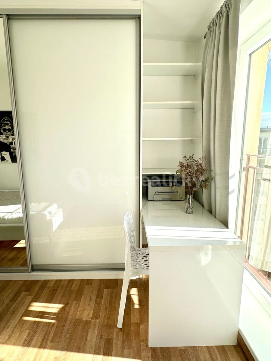 Prenájom bytu 3-izbový 76 m², Tusarova, Praha, Praha Prenájom bytu 3-izbový 76 m², Tusarova, Praha, Praha