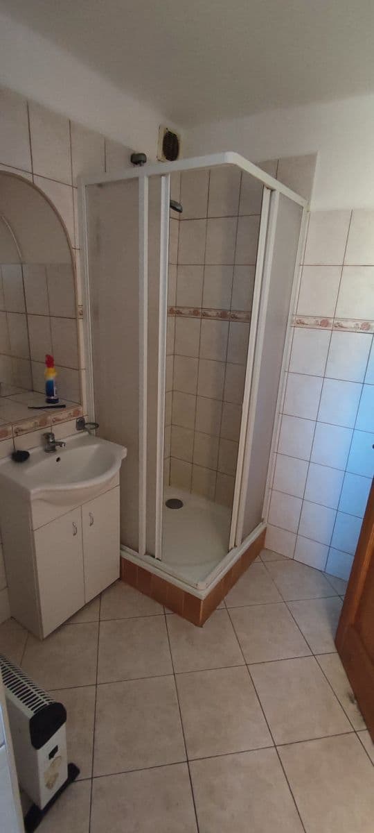 Prenájom bytu 5-izbový 60 m², Rákosníkova, Neveklov, Středočeský kraj Prenájom bytu 5-izbový 60 m², Rákosníkova, Neveklov, Středočeský kraj