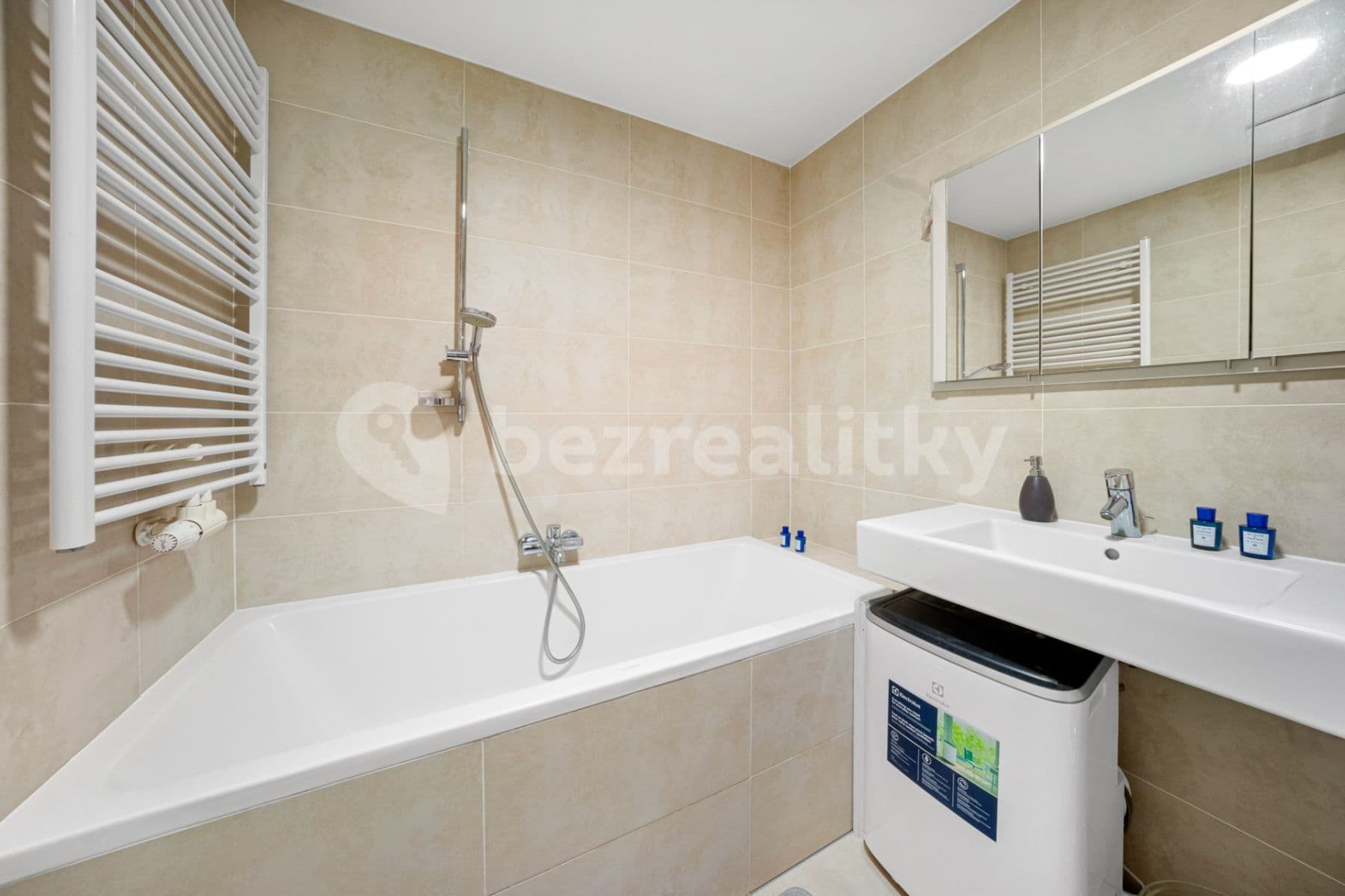 Prenájom bytu 1-izbový 40 m², Malešická, Praha, Praha Prenájom bytu 1-izbový 40 m², Malešická, Praha, Praha