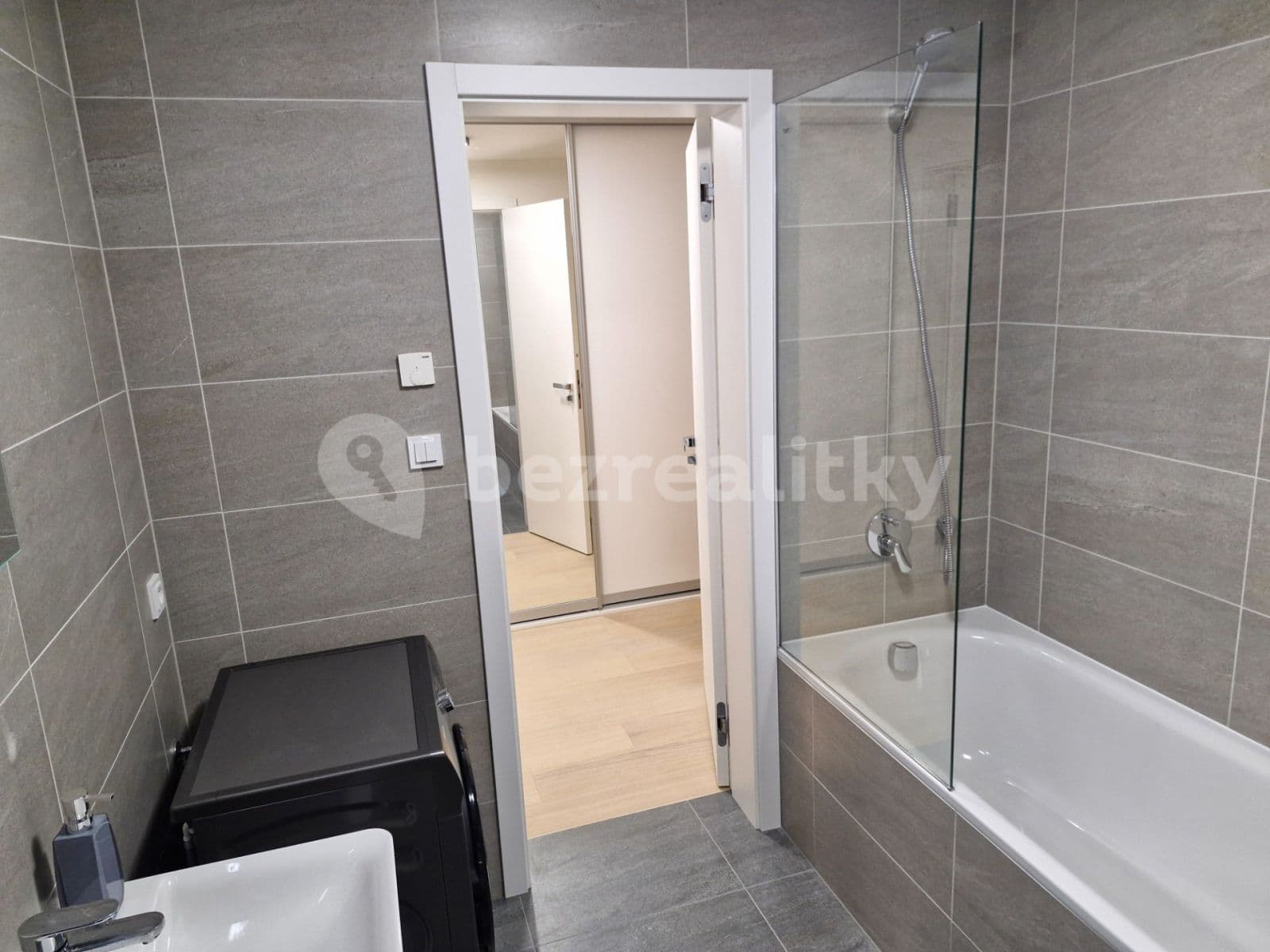 Prenájom bytu 1-izbový 40 m², V Třešňovce, Praha, Praha Prenájom bytu 1-izbový 40 m², V Třešňovce, Praha, Praha